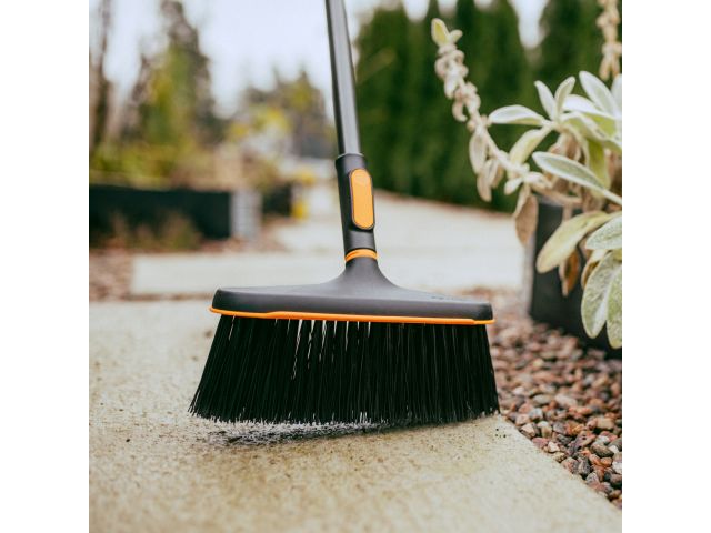 Щетка универсальная OneClick FISKARS