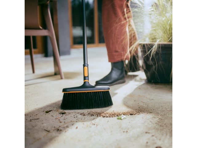 Щетка универсальная OneClick FISKARS