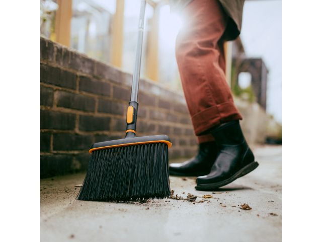 Щетка для уборки OneClick FISKARS