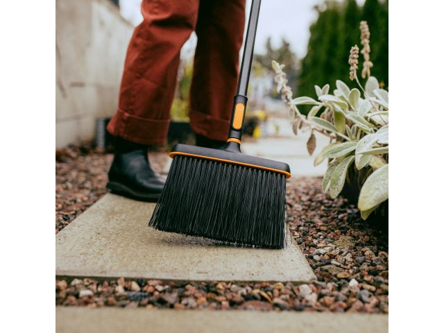 Щетка для уборки OneClick FISKARS