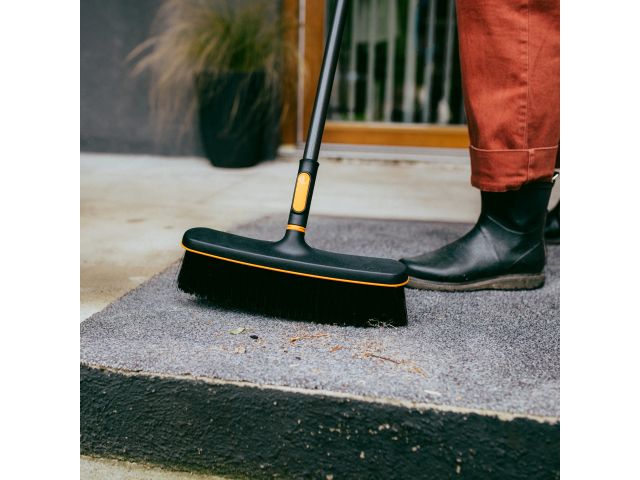 Щетка для террас OneClick FISKARS