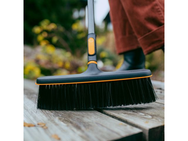 Щетка для террас OneClick FISKARS
