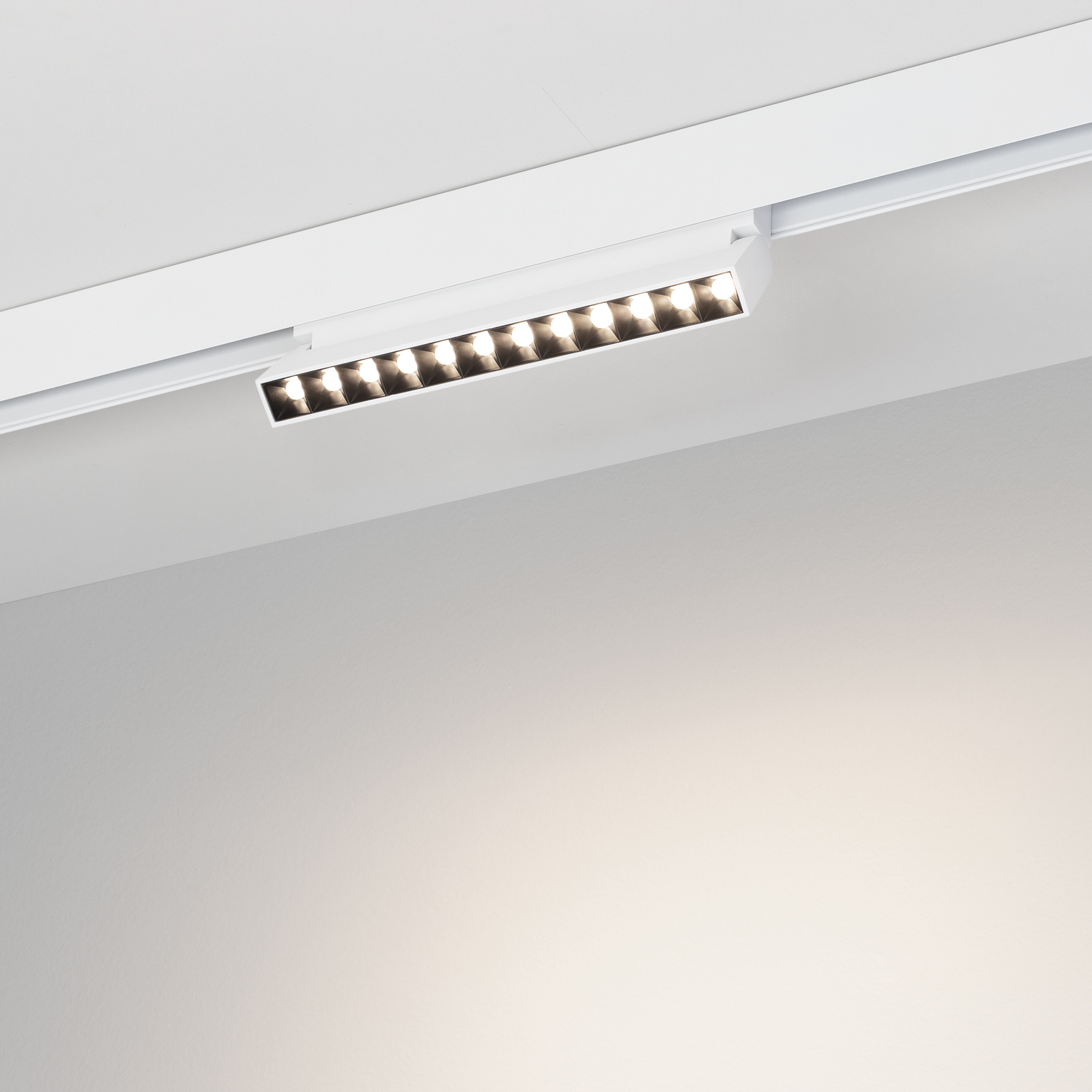 Светильник MAG-ORIENT-LASER-FOLD-S230-12W Day4000 (WH, 30 deg, 48V, DALI) (IP20 металл, 3 года)