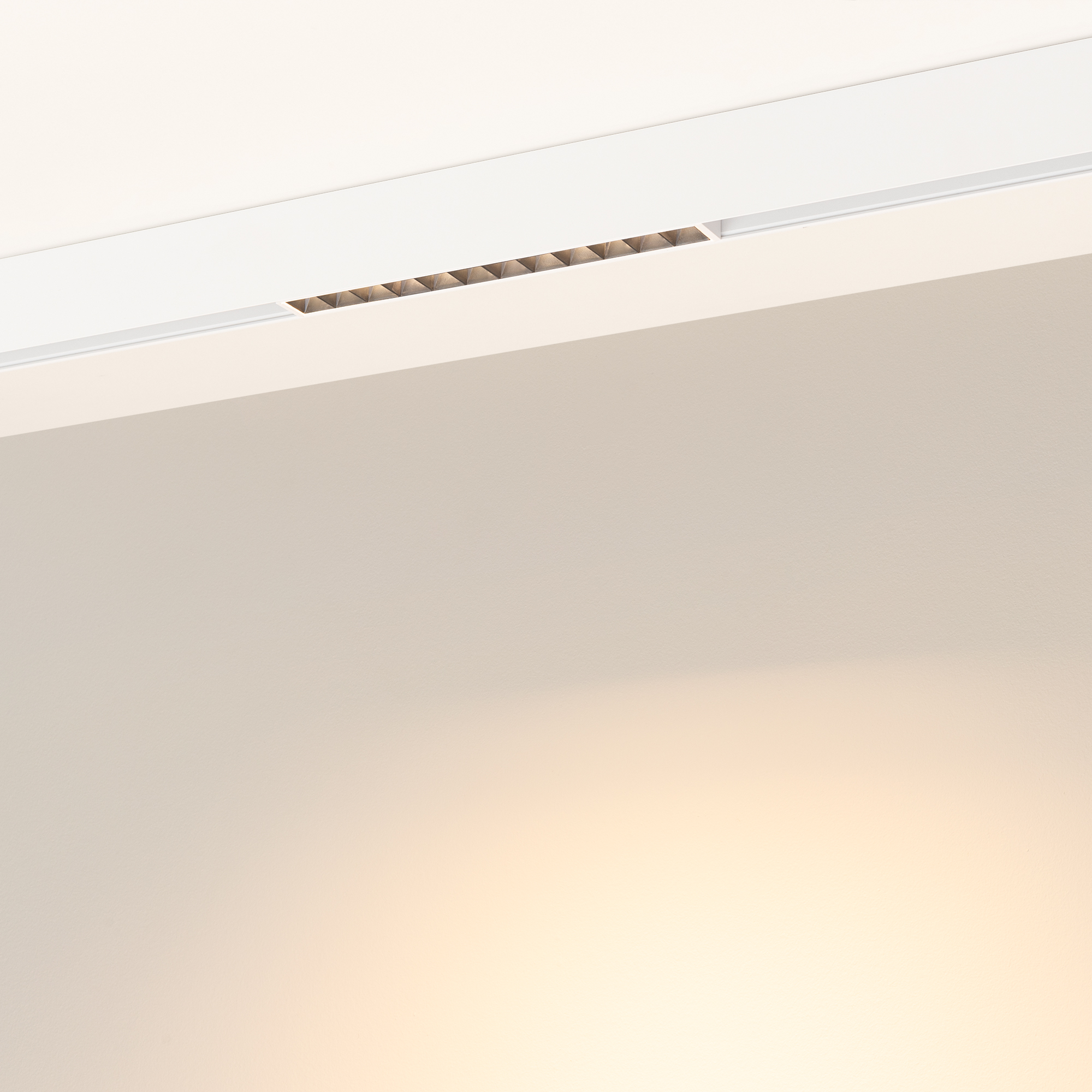 Светильник MAG-ORIENT-LASER-L235-8W Warm3000 (WH, 24 deg, 48V) (IP20 металл, 3 года)