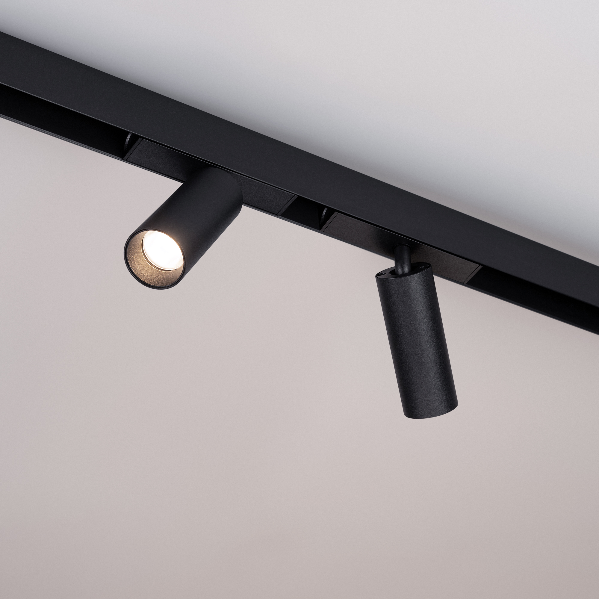 Светильник MAG-SPOT-25-R90-9W Day4000 (BK, 30 deg, 24V) (IP20 металл, 3 года)