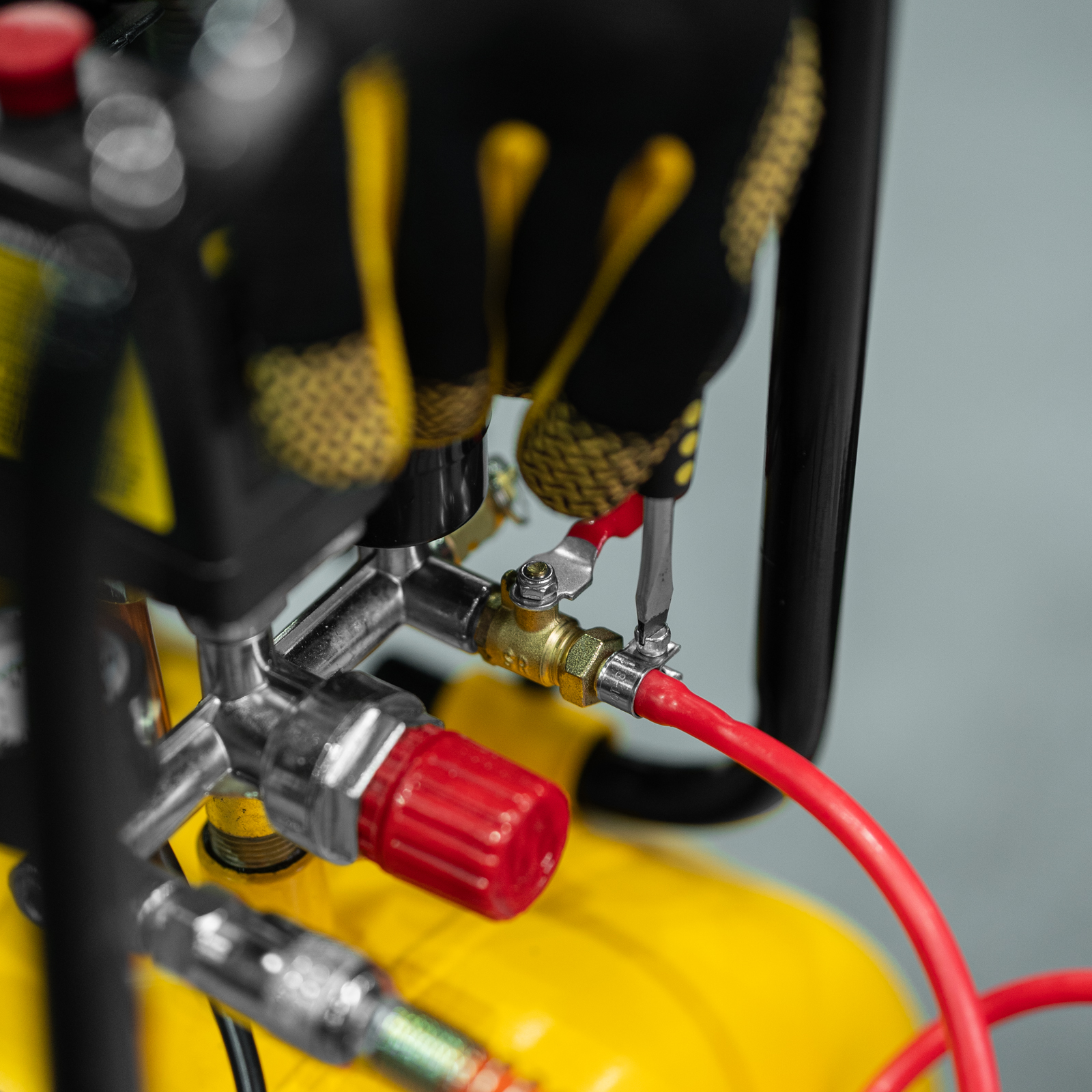 Компрессор воздушный BCW3000-T/100, ременный привод, 3.0 кВт, 100 литров, 520 л/мин Denzel