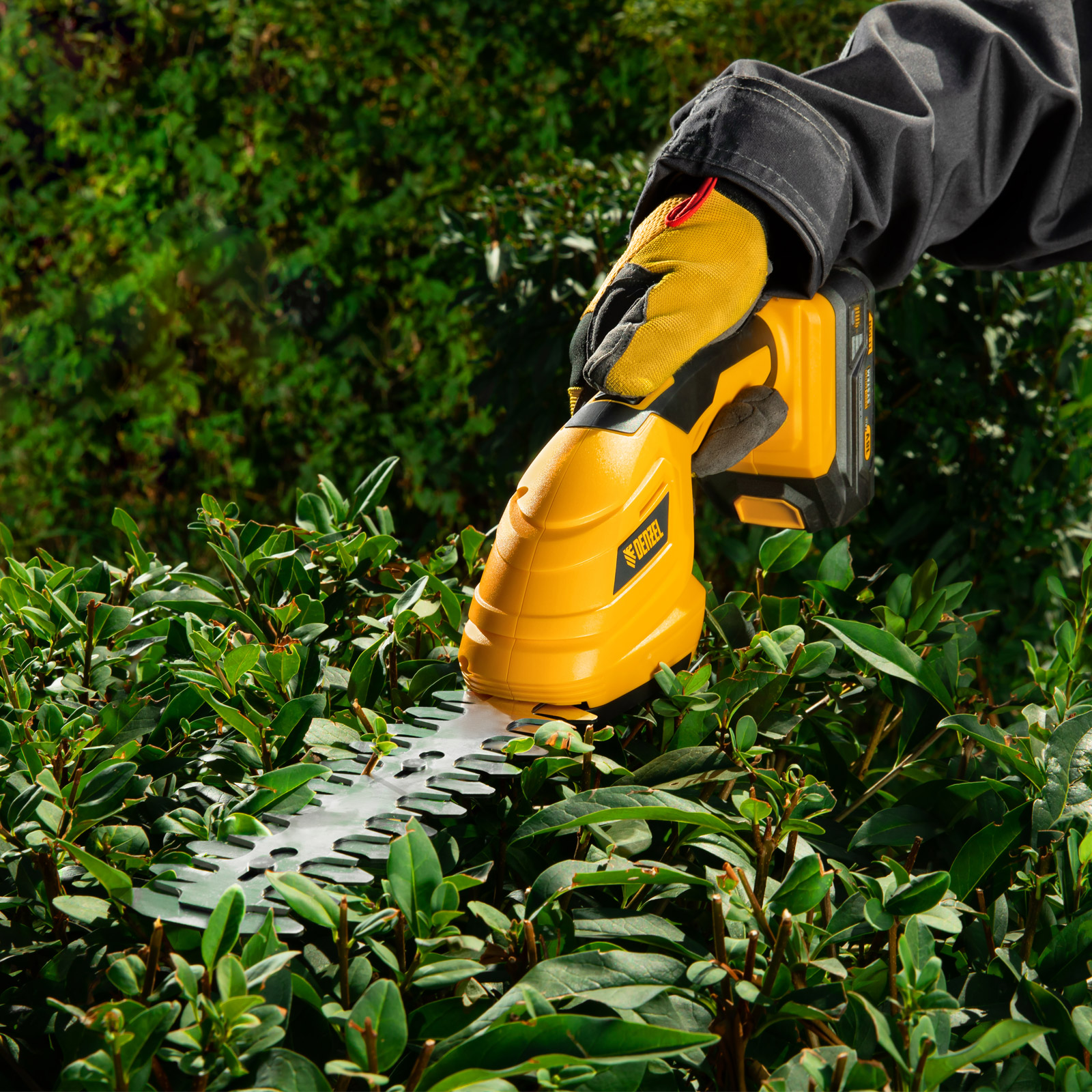 Ножницы-кусторез аккумуляторные  CGS-100, 18В Li-Ion Denzel