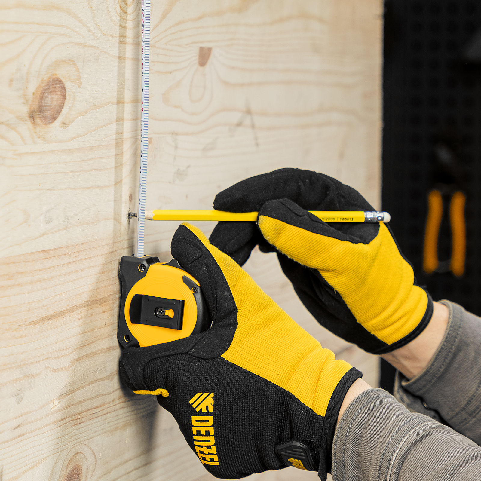 Рулетка 3м х 16мм, двухкомп. корпус, магнитный обрезиненный зацеп Denzel