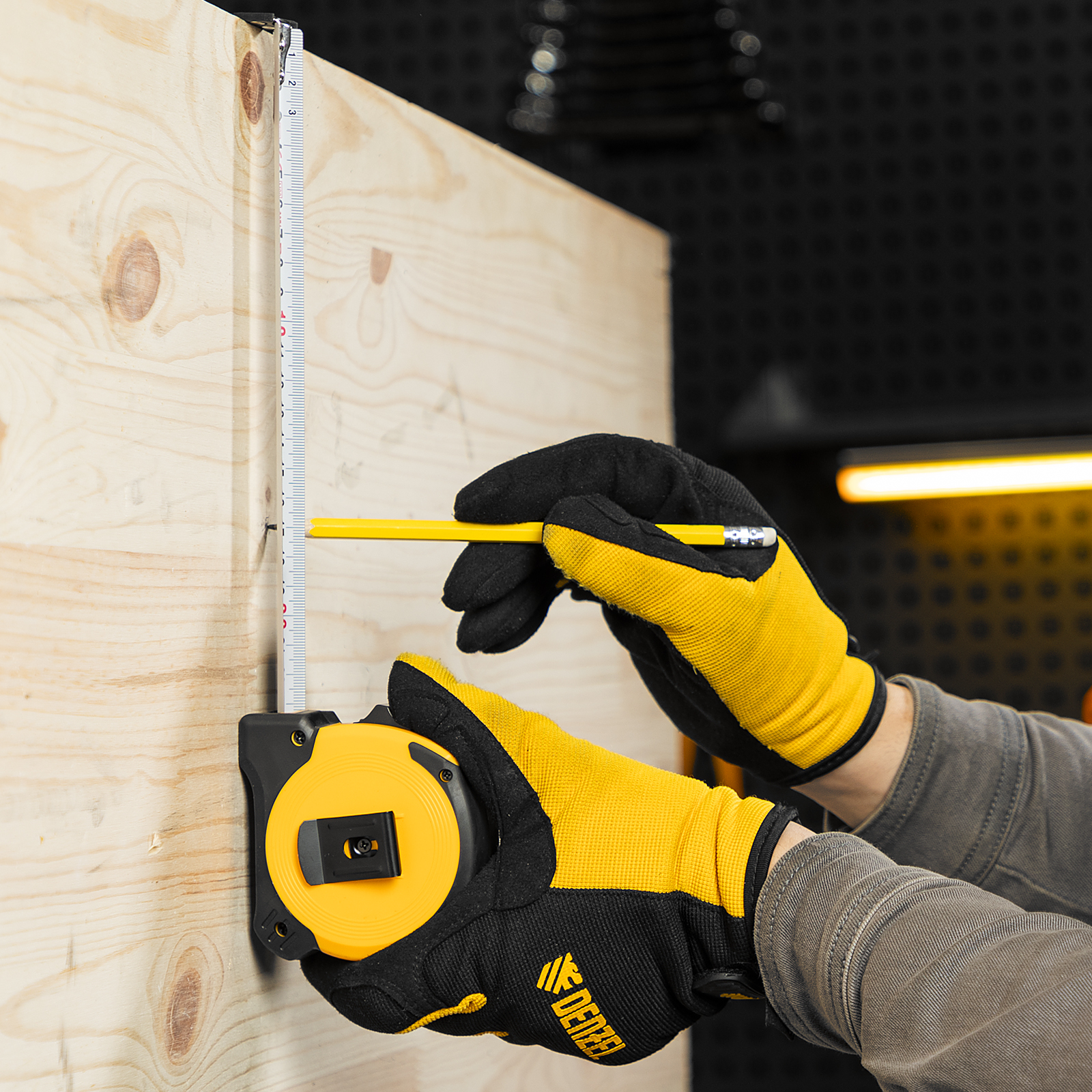 Рулетка 8м х 25мм, двухкомп. корпус, магнитный обрезиненный зацеп Denzel