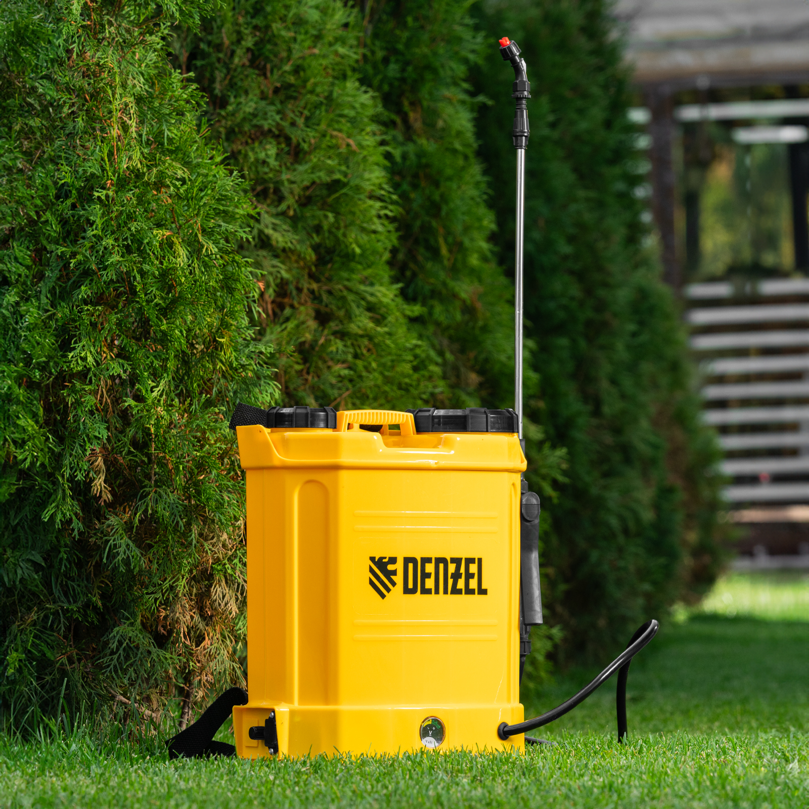 Опрыскиватель ранцевый аккумуляторный D-12LA, 12 л, 12 В, 8 Ач Denzel