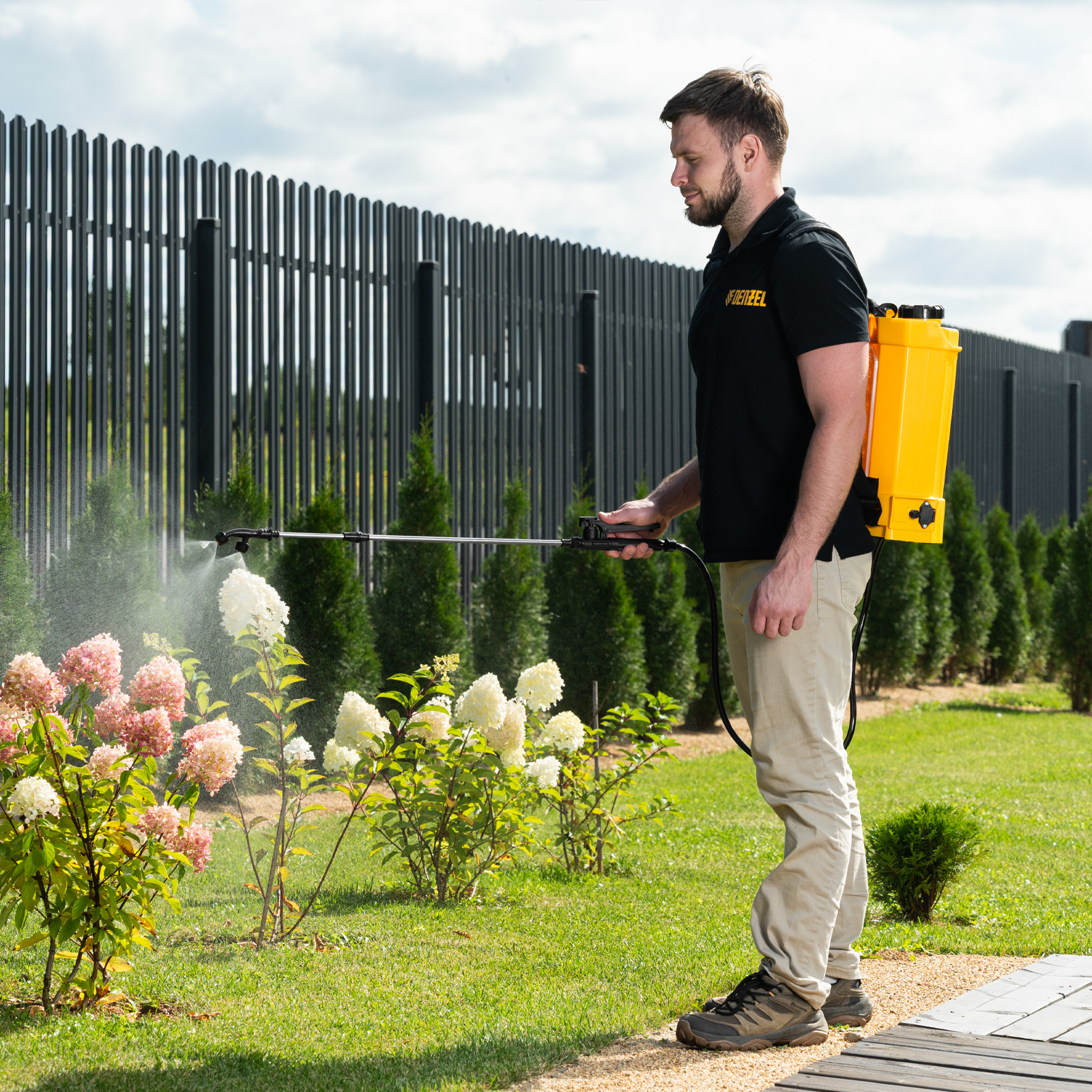 Опрыскиватель ранцевый аккумуляторный D-12LA, 12 л, 12 В, 8 Ач Denzel