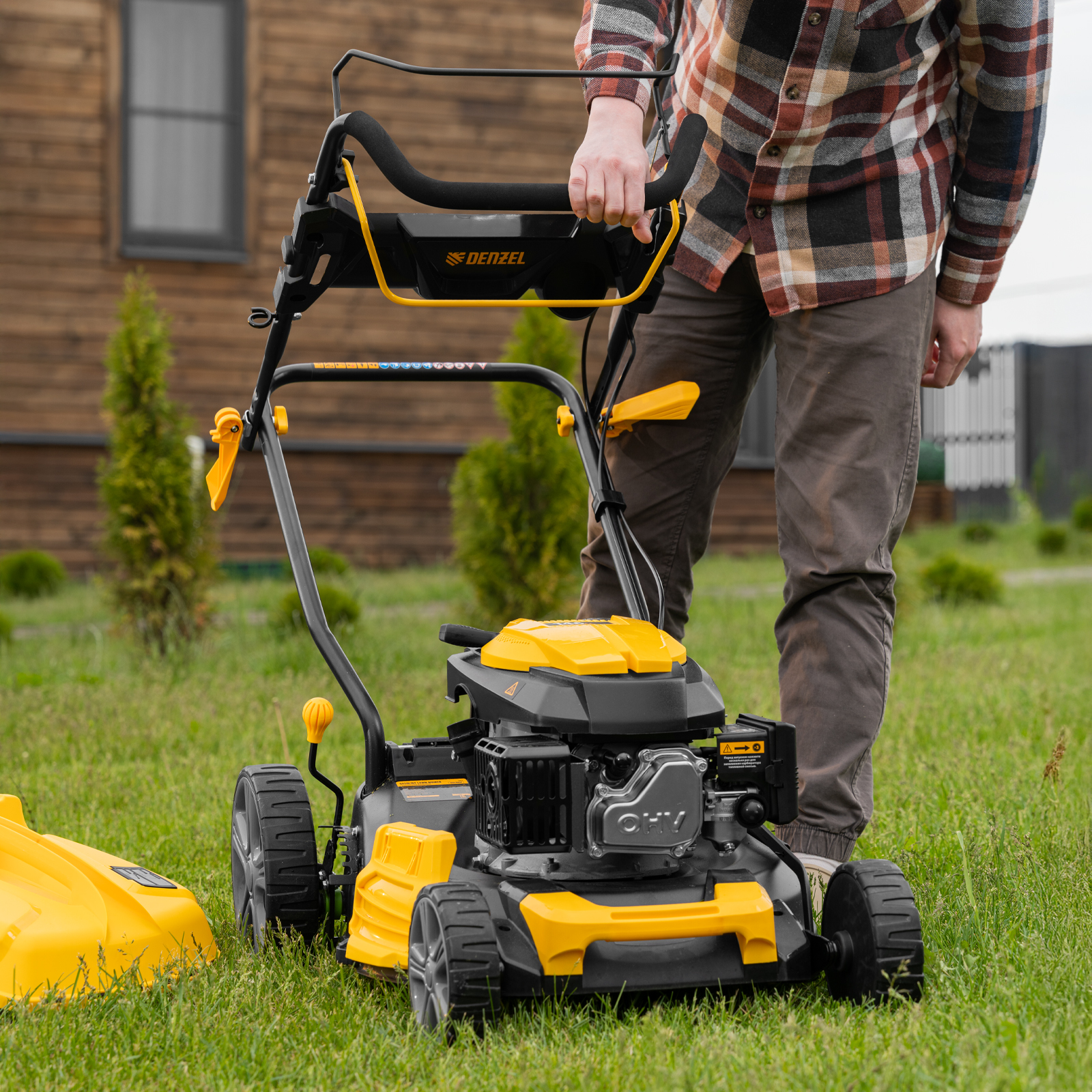 Газонокосилка бензиновая GLD-460SP, 146 куб.см, ширина 46 см, привод 7 уровней, травосборник 50 л Denzel