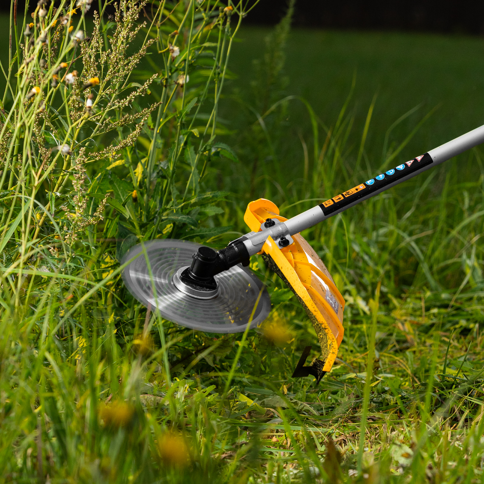 Триммер бензиновый DTL-33S, 33 см3, разъемная штанга, состоит из 2 частей Denzel