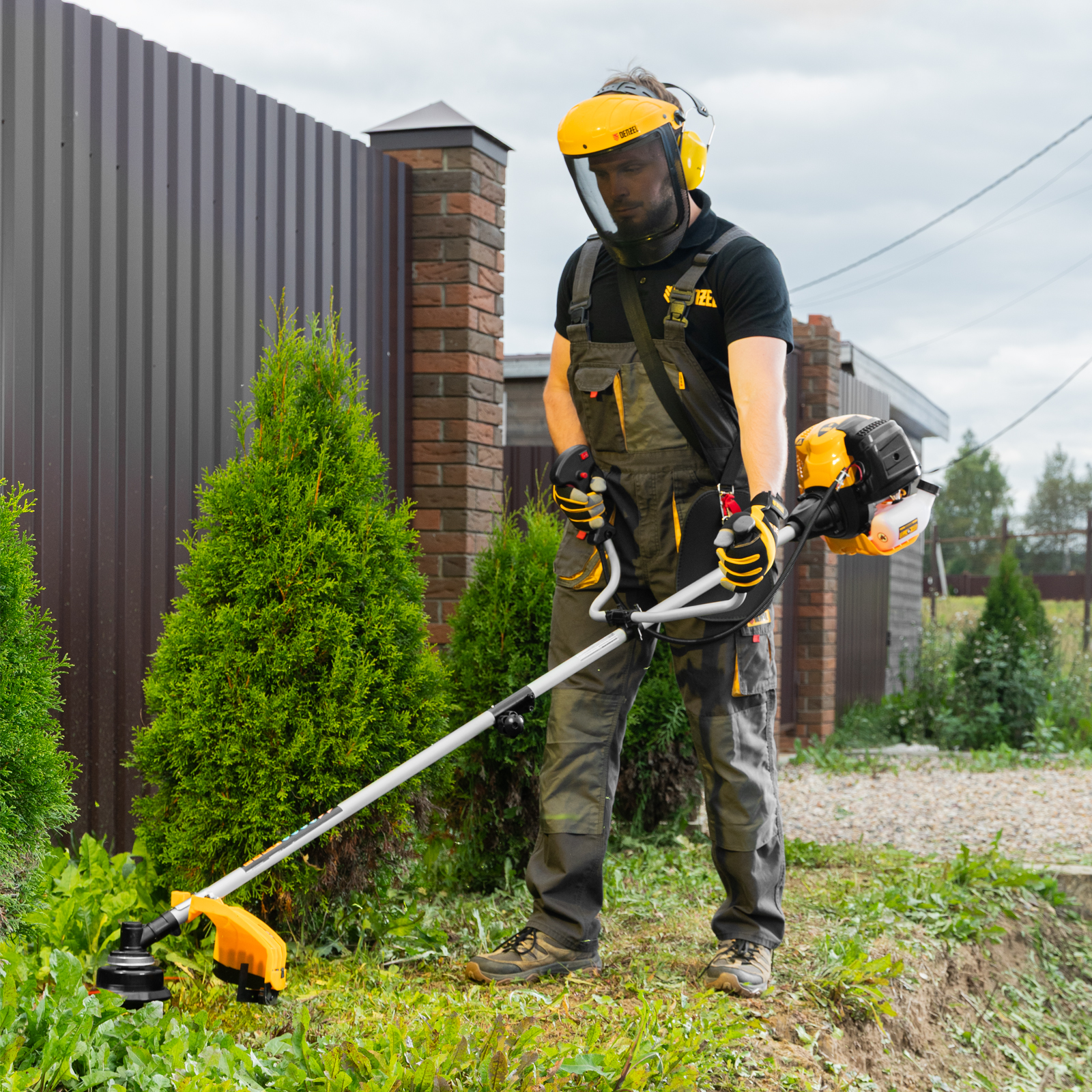 Триммер бензиновый DTL-33S, 33 см3, разъемная штанга, состоит из 2 частей Denzel