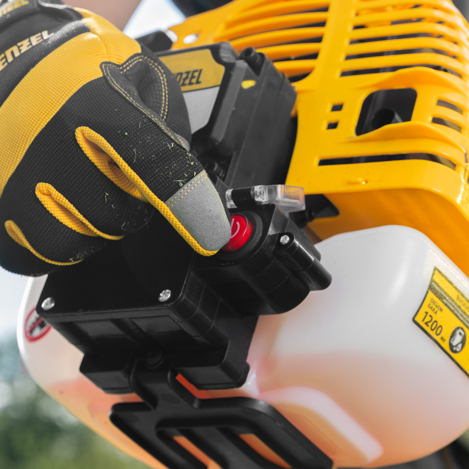 Триммер бензиновый DT-52E, 52 см3, неразъемная штанга, электростартер, состоит из 2 частей Denzel