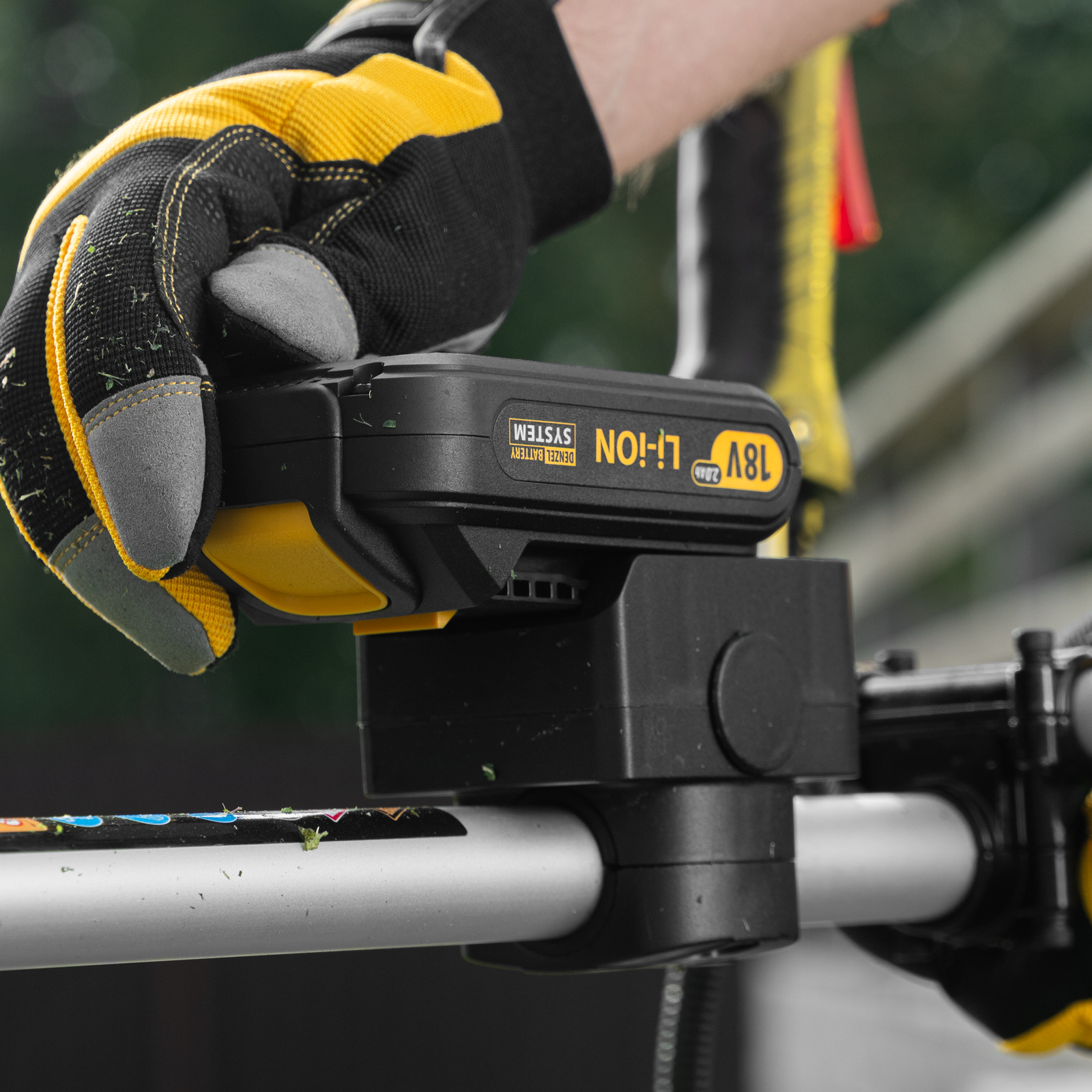 Триммер бензиновый DT-52E, 52 см3, неразъемная штанга, электростартер, состоит из 2 частей Denzel