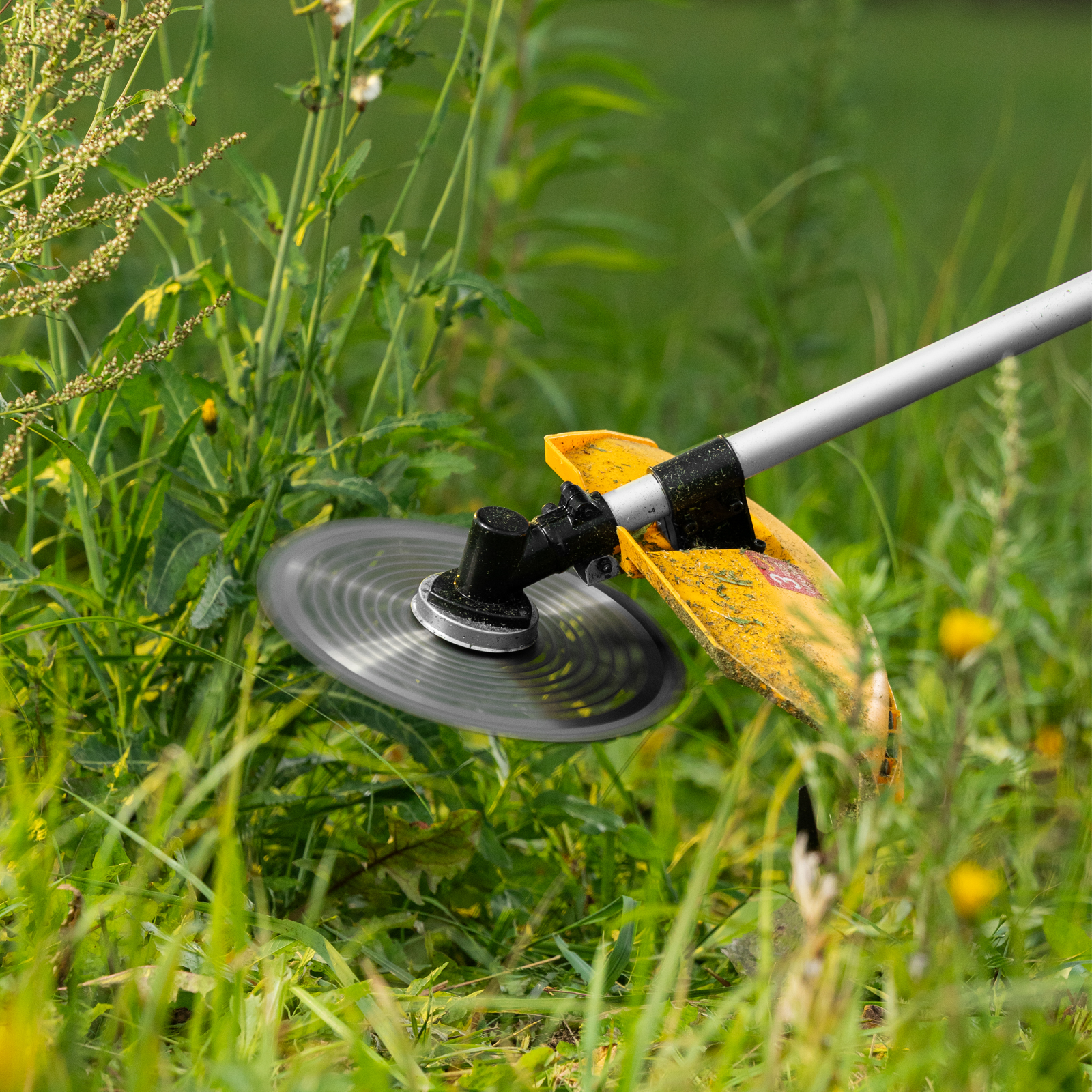 Триммер бензиновый DT-52E, 52 см3, неразъемная штанга, электростартер, состоит из 2 частей Denzel