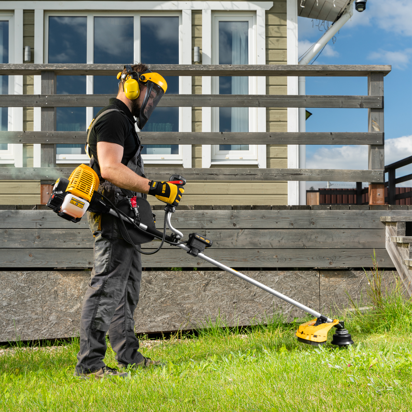 Триммер бензиновый DT-52E, 52 см3, неразъемная штанга, электростартер, состоит из 2 частей Denzel