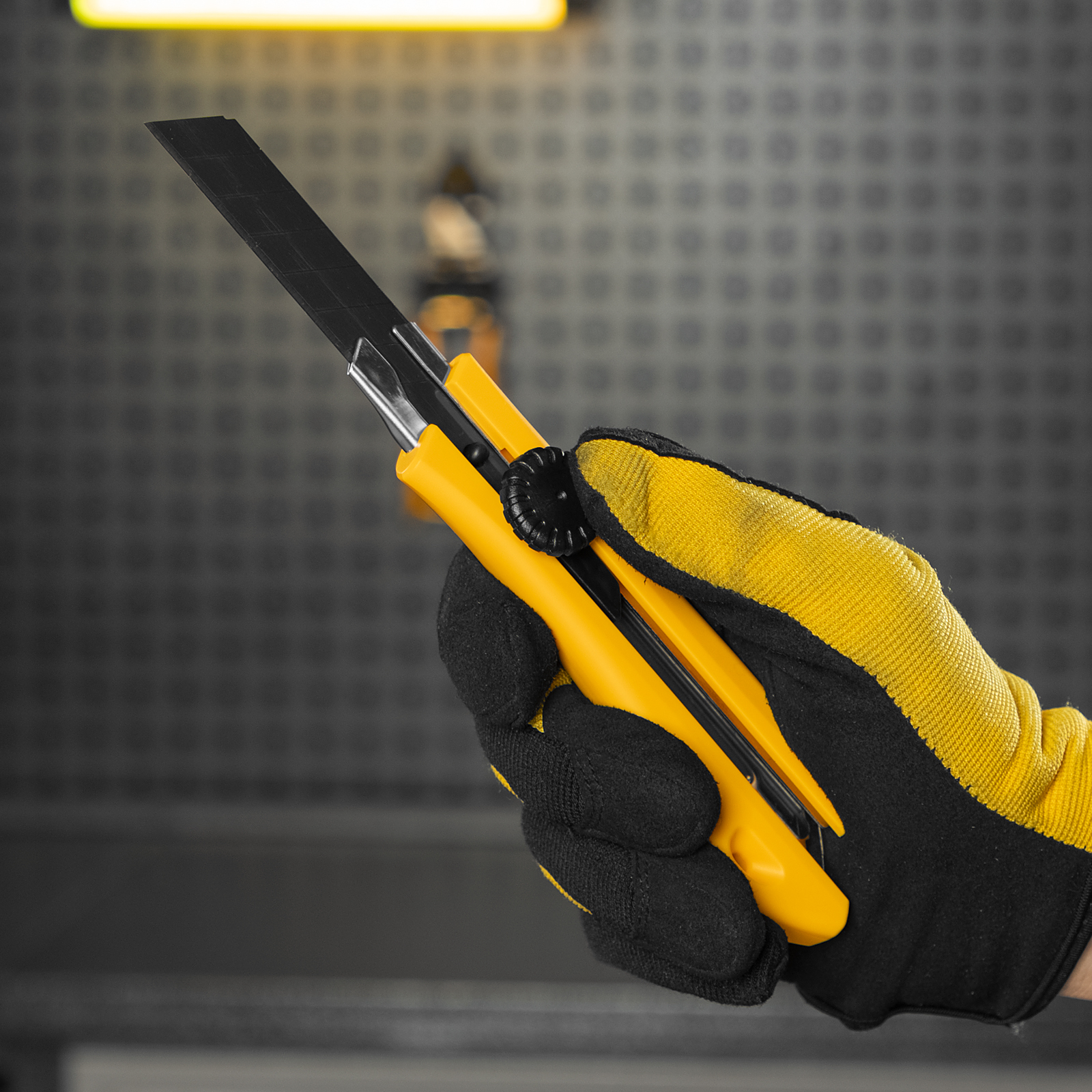 Нож, 18 мм, сменное лезвие, SK4, метал. направляющая, винтовой фиксатор Denzel