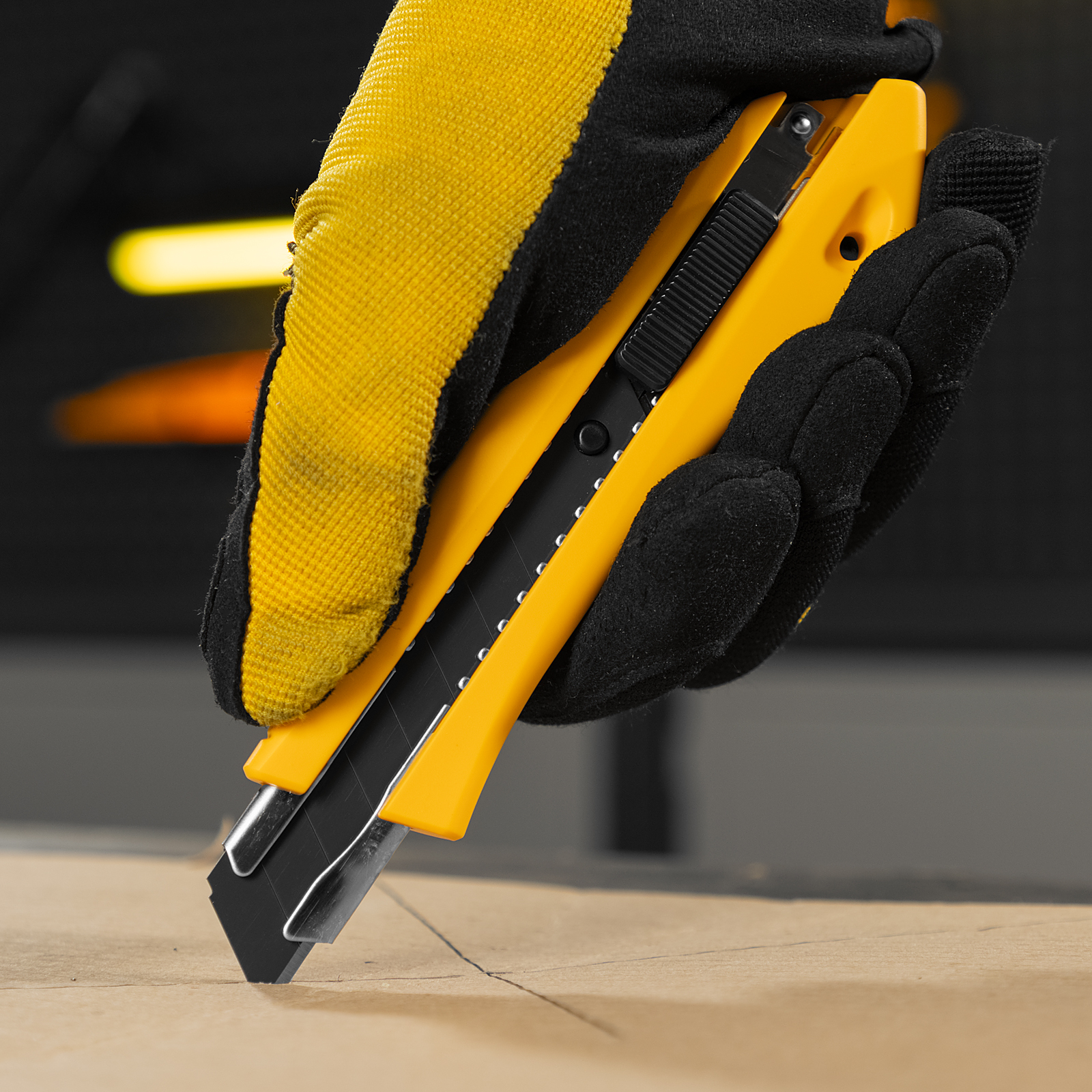 Нож, 18 мм, сменное лезвие, SK4, метал. направляющая, нажимной фиксатор Denzel