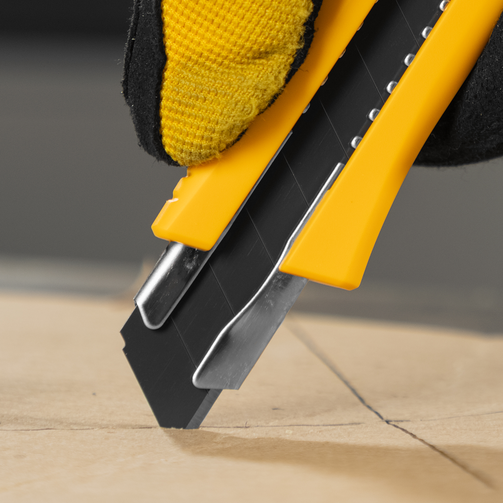 Нож, 18 мм, сменное лезвие, SK4, метал. направляющая, нажимной фиксатор Denzel