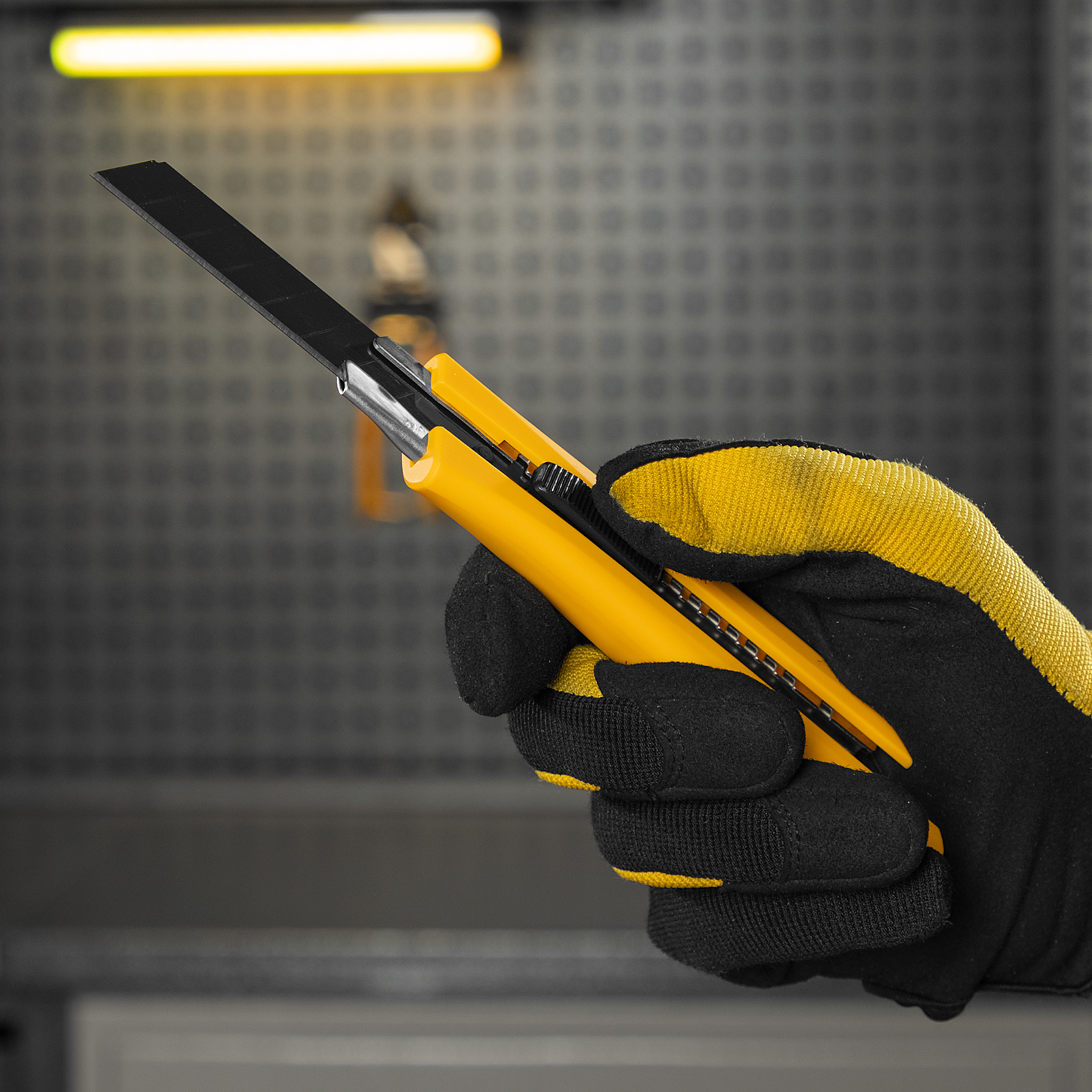 Нож, 18 мм, сменное лезвие, SK4, метал. направляющая, нажимной фиксатор Denzel