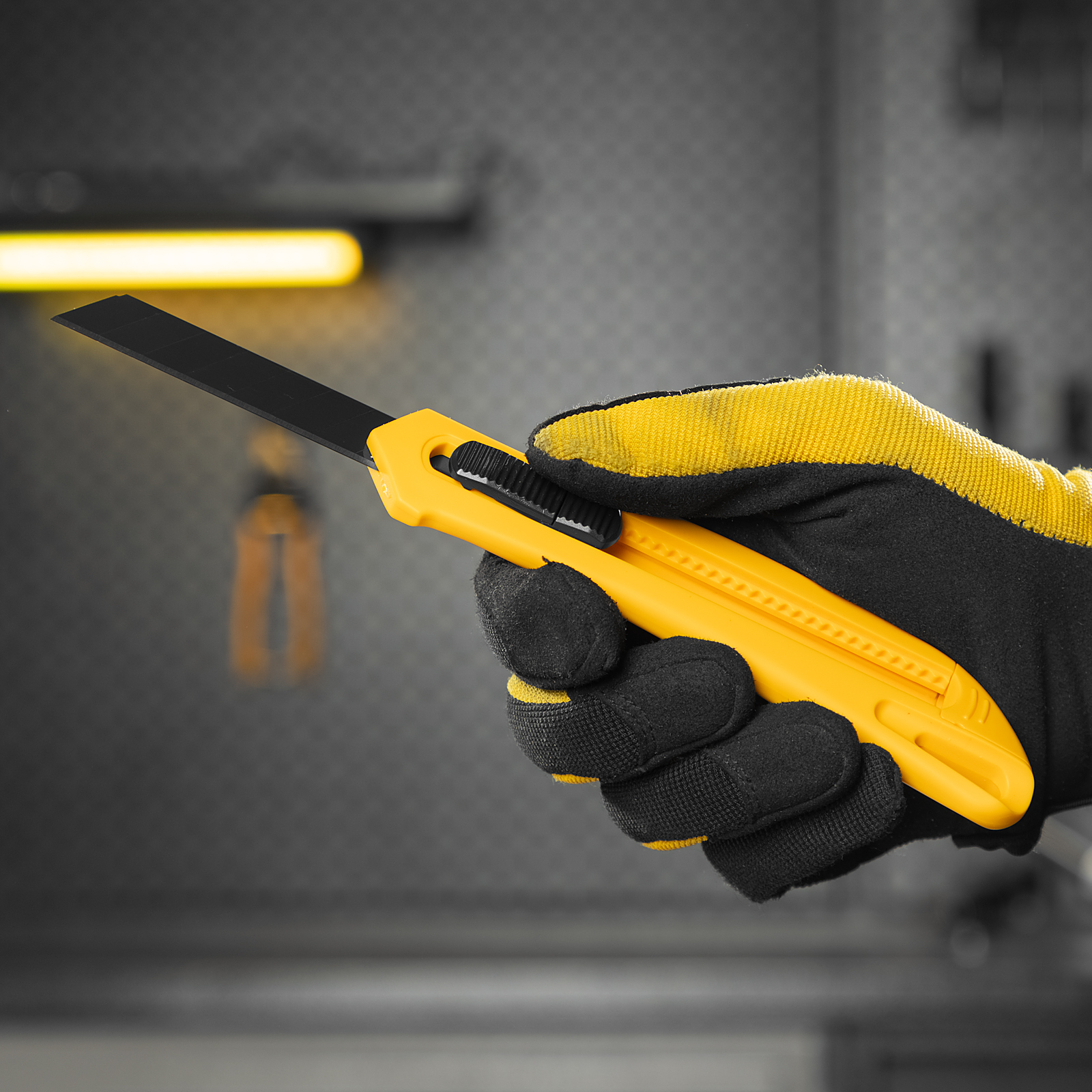 Нож, 18 мм, сменное лезвие, SK4, облегченный корпус, нажимной фиксатор Denzel