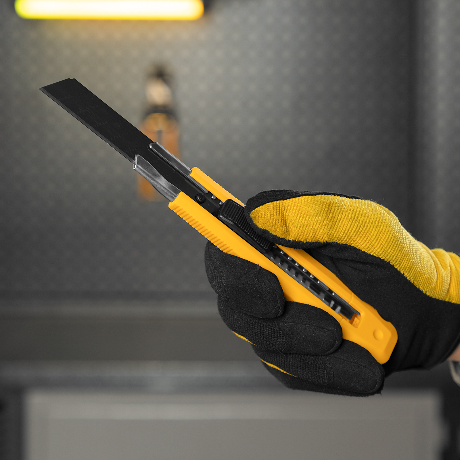 Нож, 18 мм, сменное лезвие, SK4, метал. направляющая, клипса, нажимной фиксатор Denzel