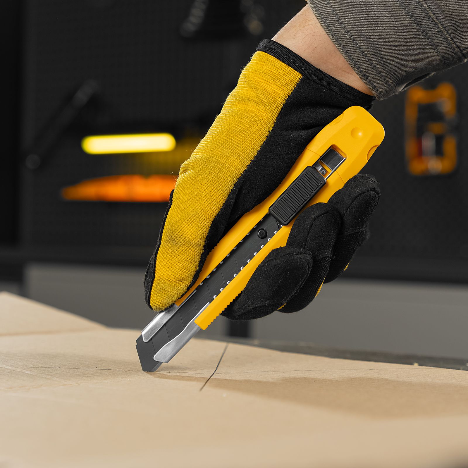 Нож, 18 мм, сменное лезвие, SK4, метал. направляющая, клипса, нажимной фиксатор Denzel