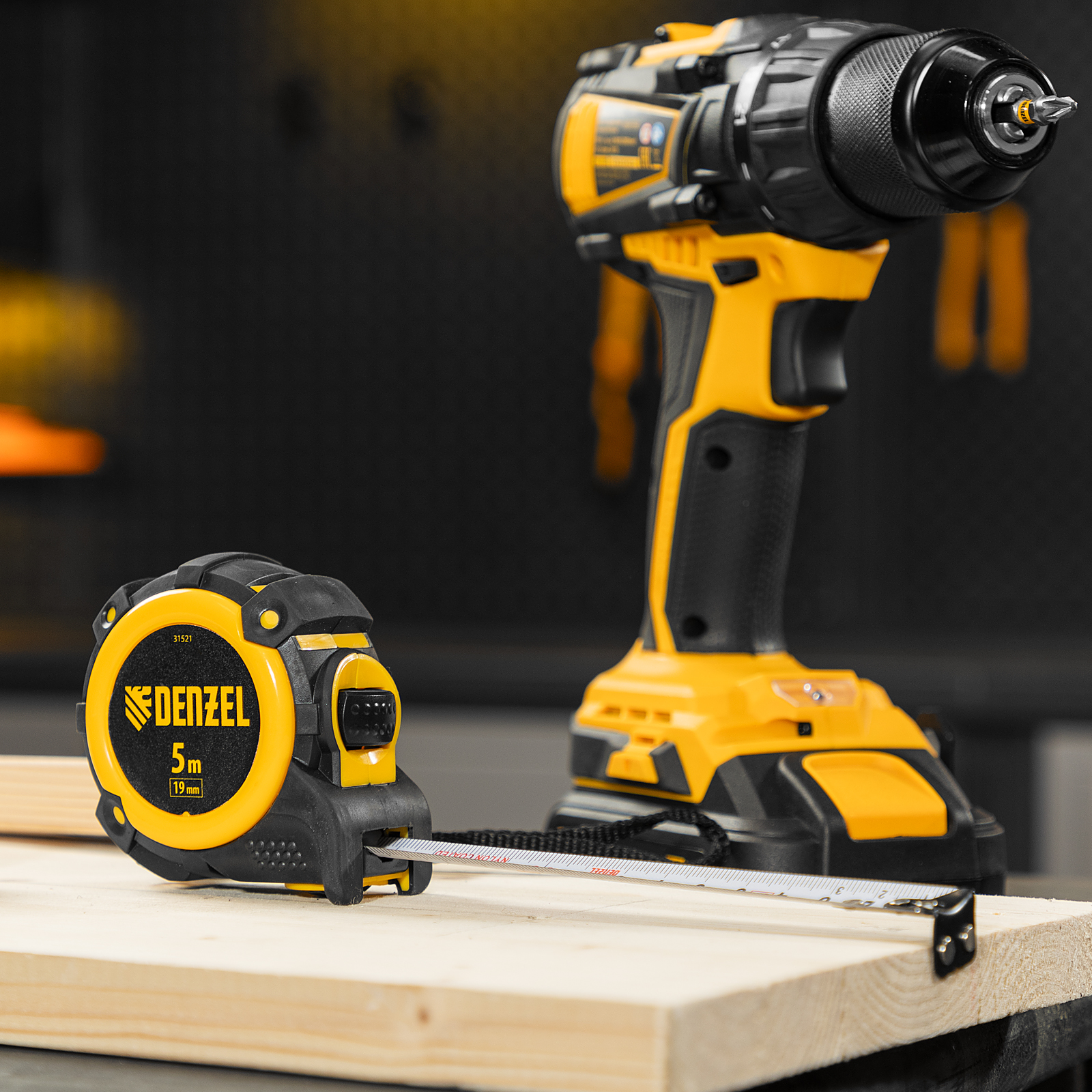 Рулетка 5м х 19мм, автоматич. фиксац., нейлон. покрытие, магнит. зацеп, двухстор. разметка Denzel