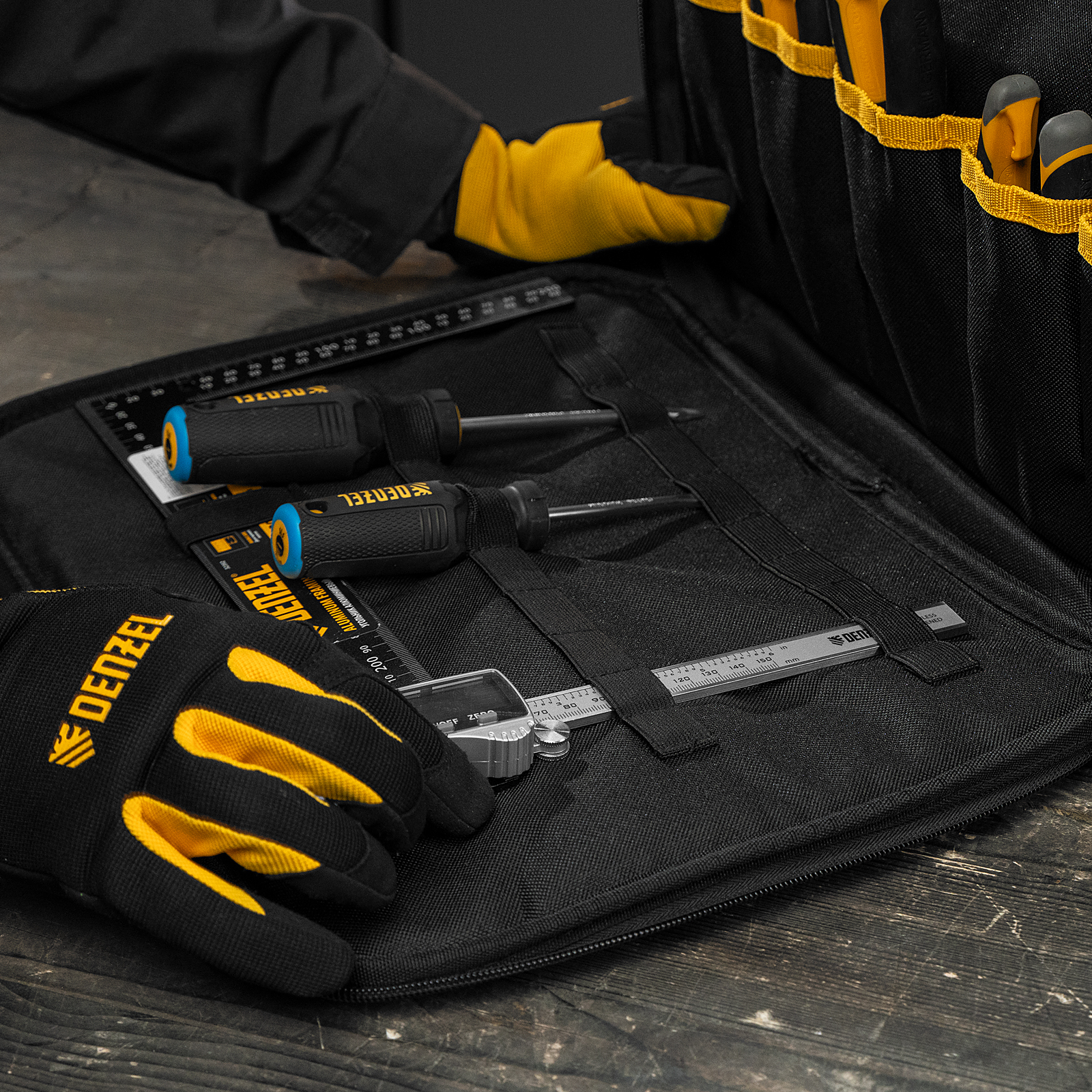 Сумка для инструмента, 400х170х300 мм, 3 отделения, 28 карманов, наплечный ремень Denzel