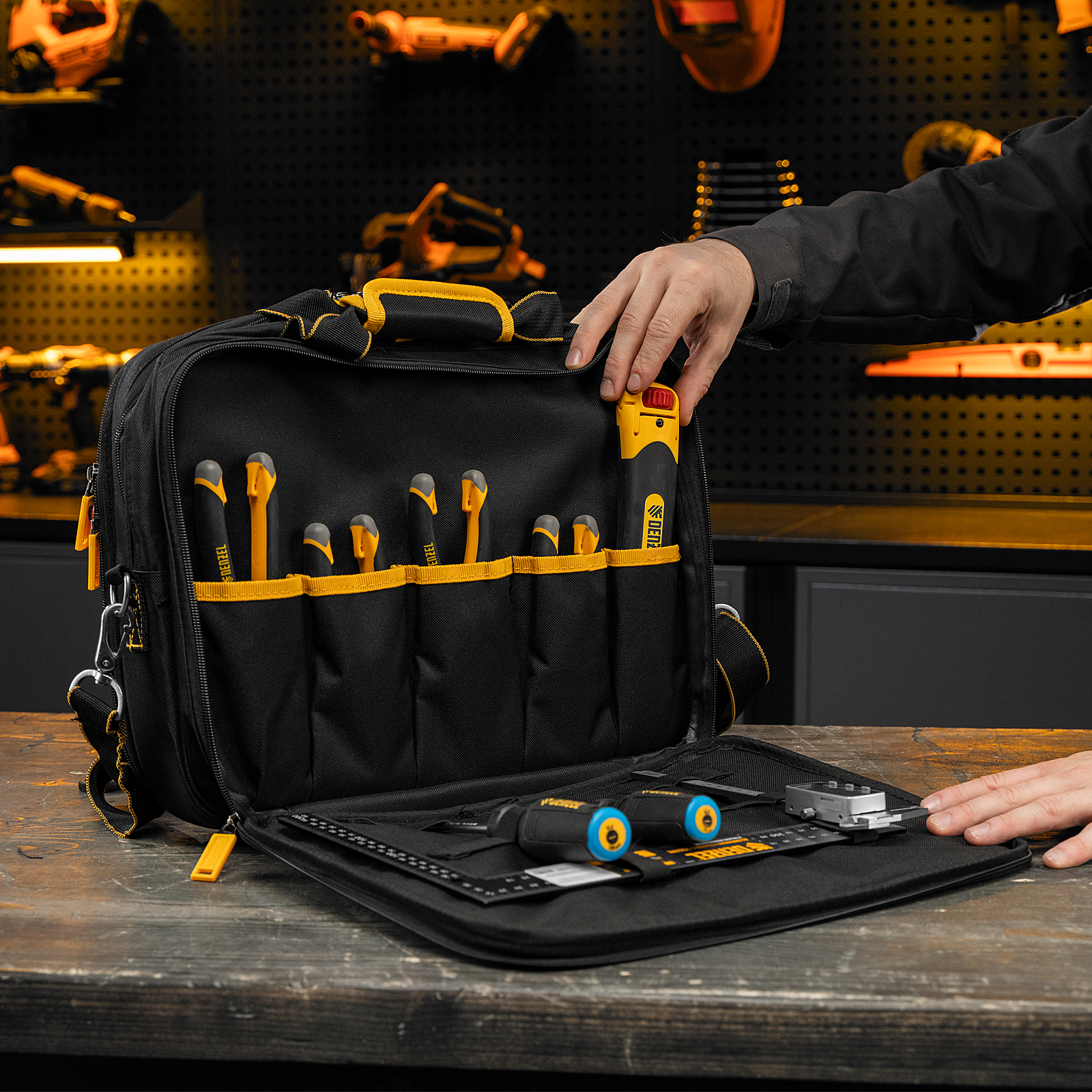 Сумка для инструмента, 400х170х300 мм, 3 отделения, 28 карманов, наплечный ремень Denzel