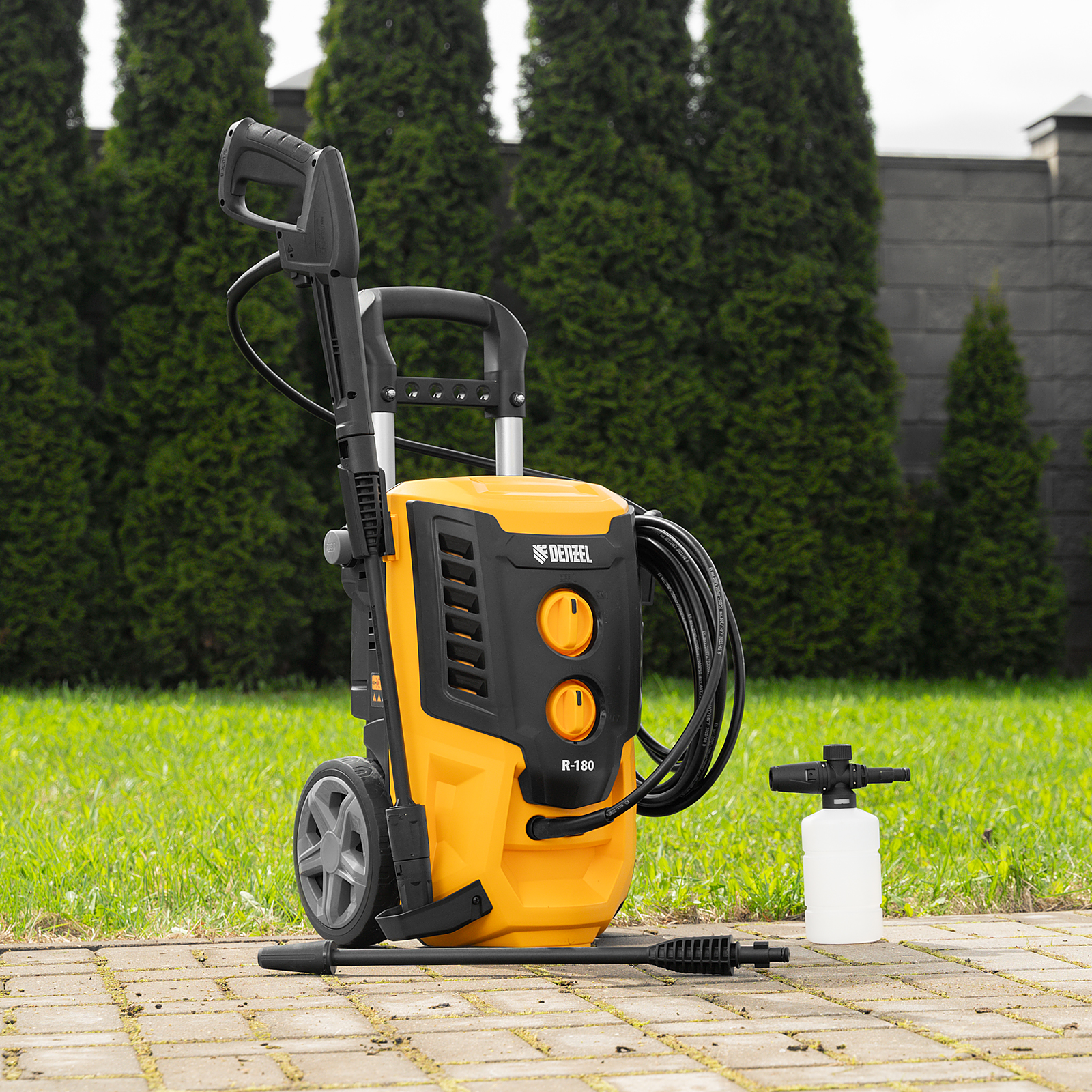 Моечная машина высокого давления R-180, 2200 Вт, 180 бар, 380 л/ч, колесная Denzel