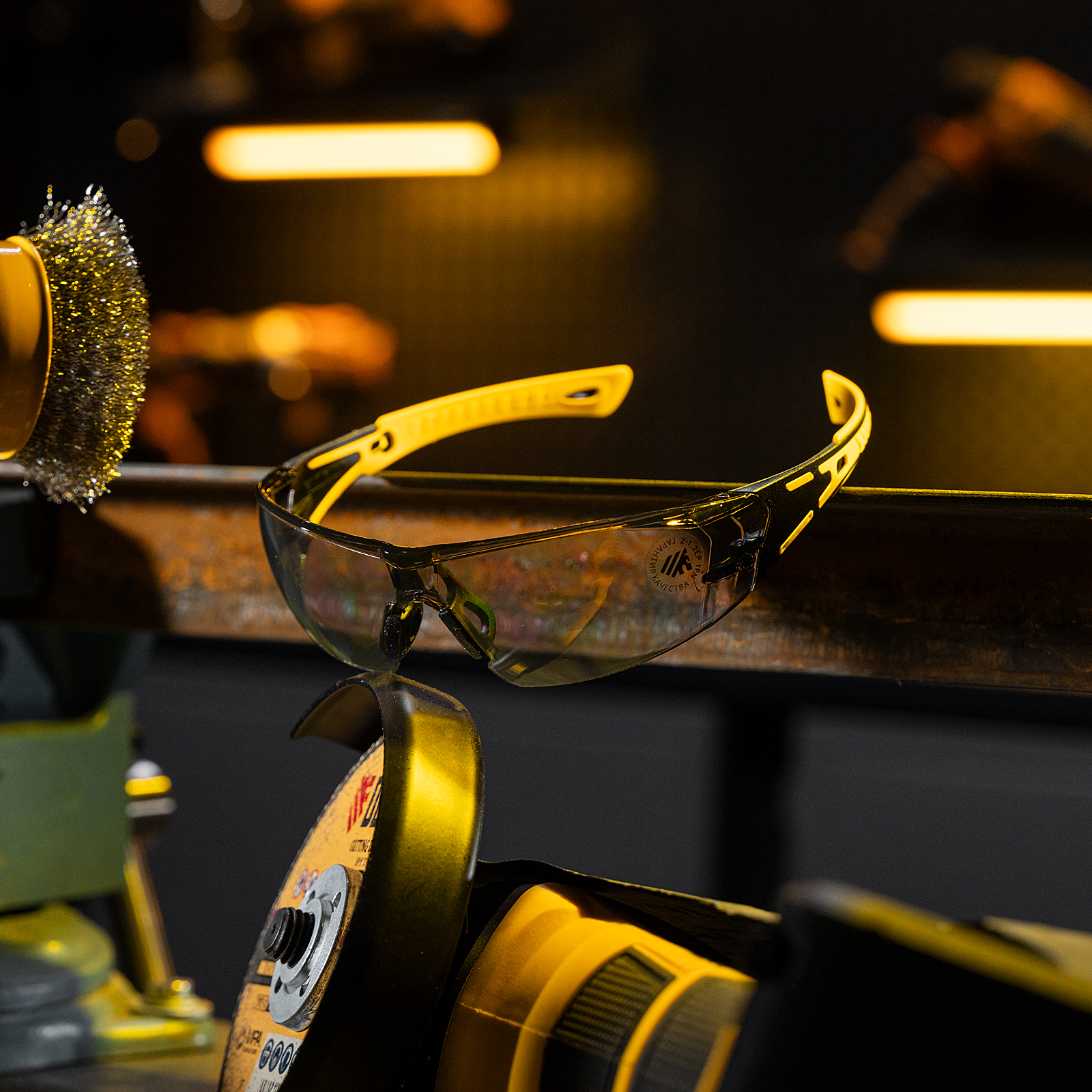 Очки защитные открытые, поликарбонатные, дымчатая линза, 2х комп.дужки Denzel