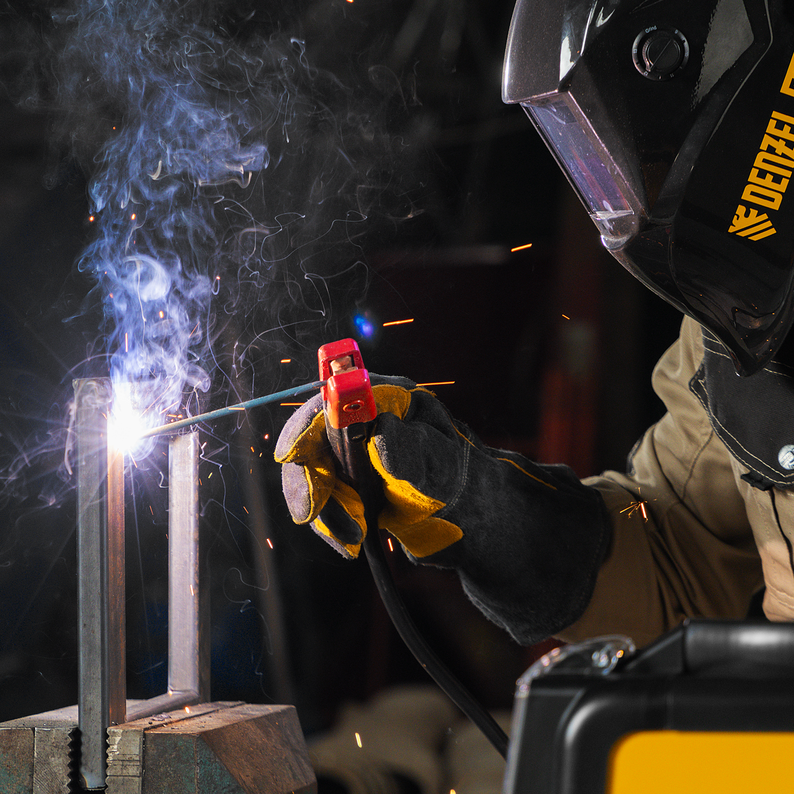 Аппарат инвертор. дуговой сварки SDM-220 Top, 220 А, ПВ 60% кейс Denzel