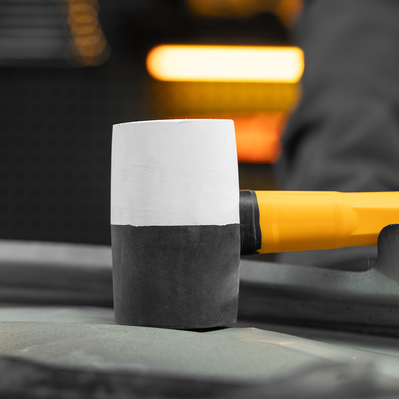 Киянка резиновая, 225 г, черно-белая, фибергласовая рукоятка c TPR покрытием Denzel