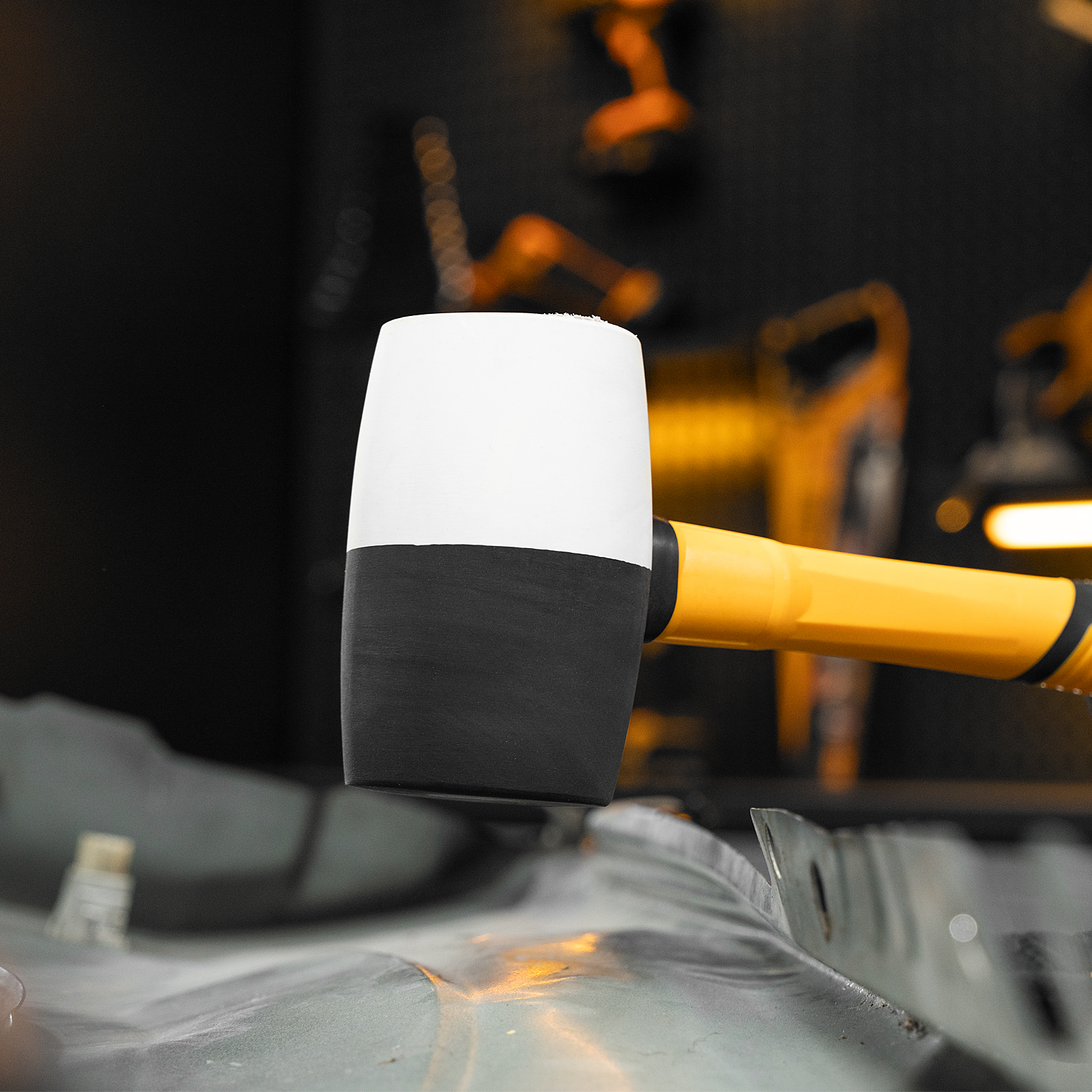 Киянка резиновая, 225 г, черно-белая, фибергласовая рукоятка c TPR покрытием Denzel