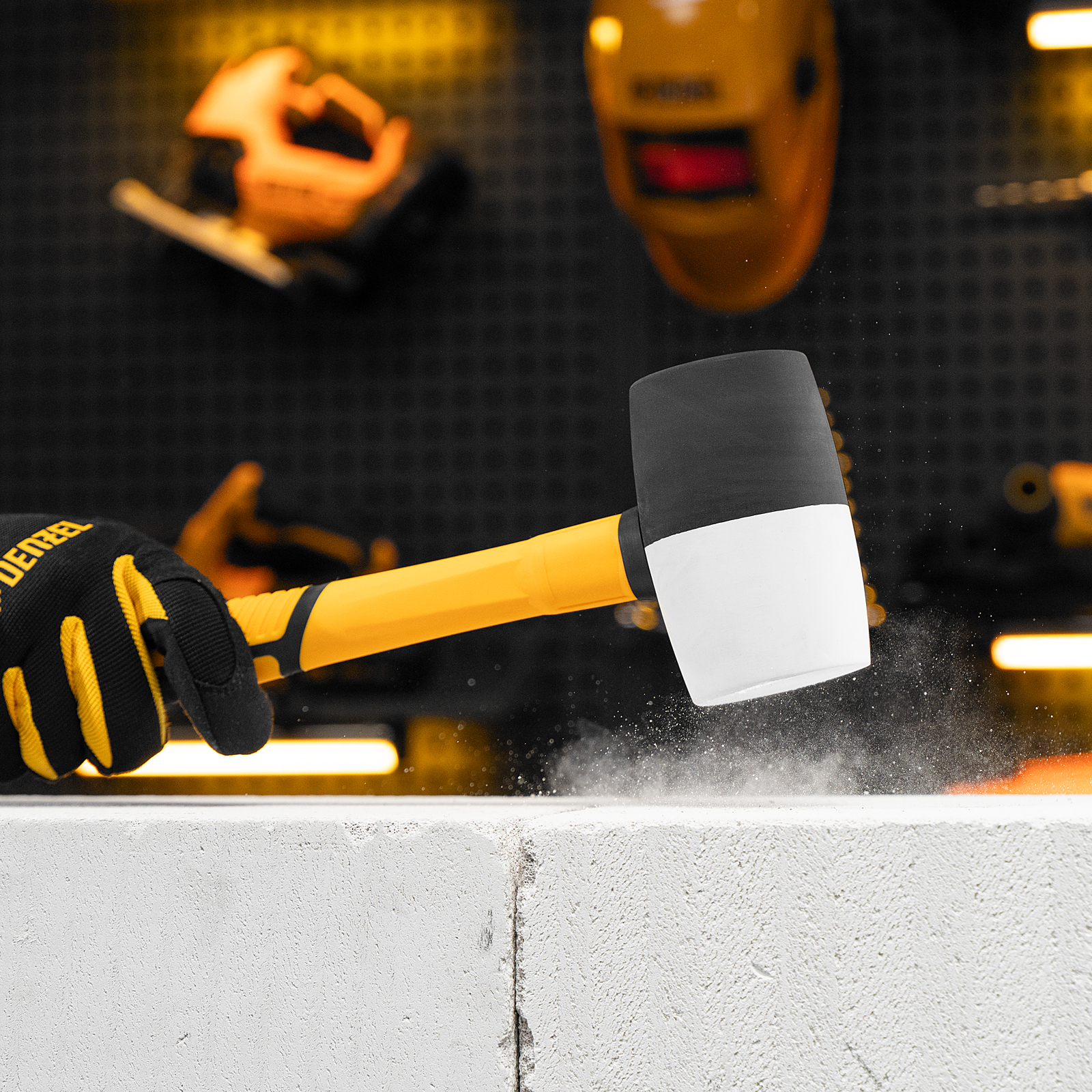 Киянка резиновая, 680 г, черно-белая, фибергласовая рукоятка c TPR покрытием Denzel