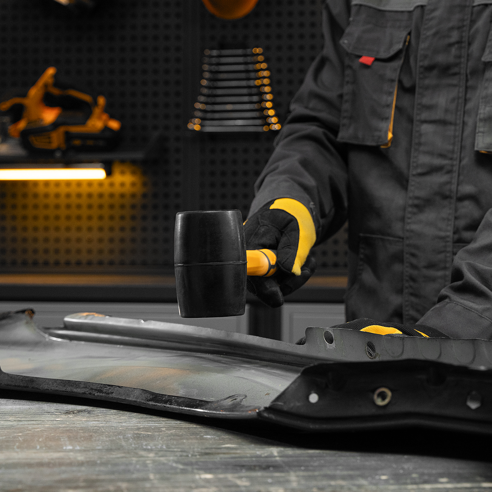 Киянка резиновая, 450 г, черная, фибергласовая рукоятка c TPR покрытием Denzel