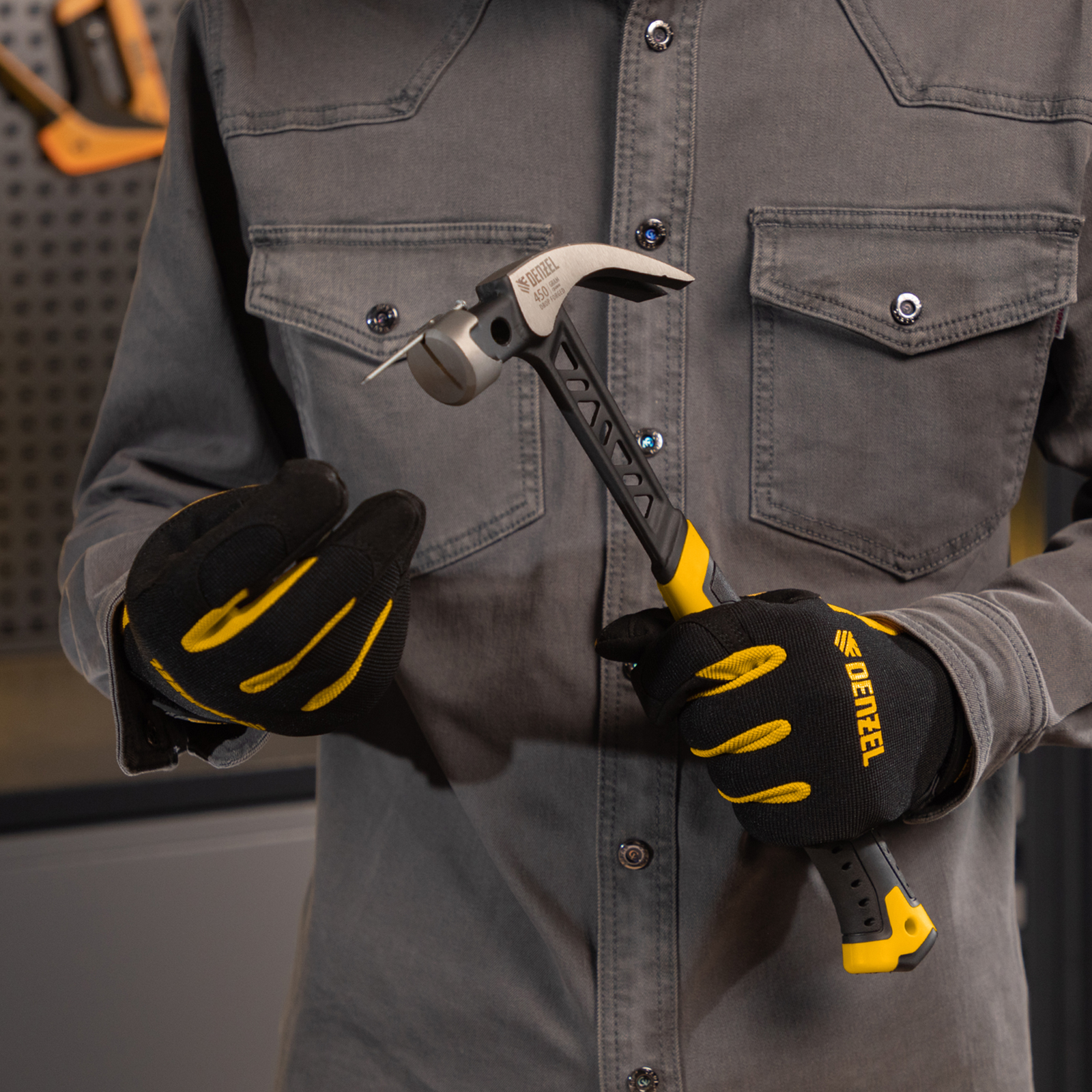 Молоток-гвоздодер 450 г, цельнокованый,боек с магнитом, двухкомп. обрезин. рук-ка Denzel