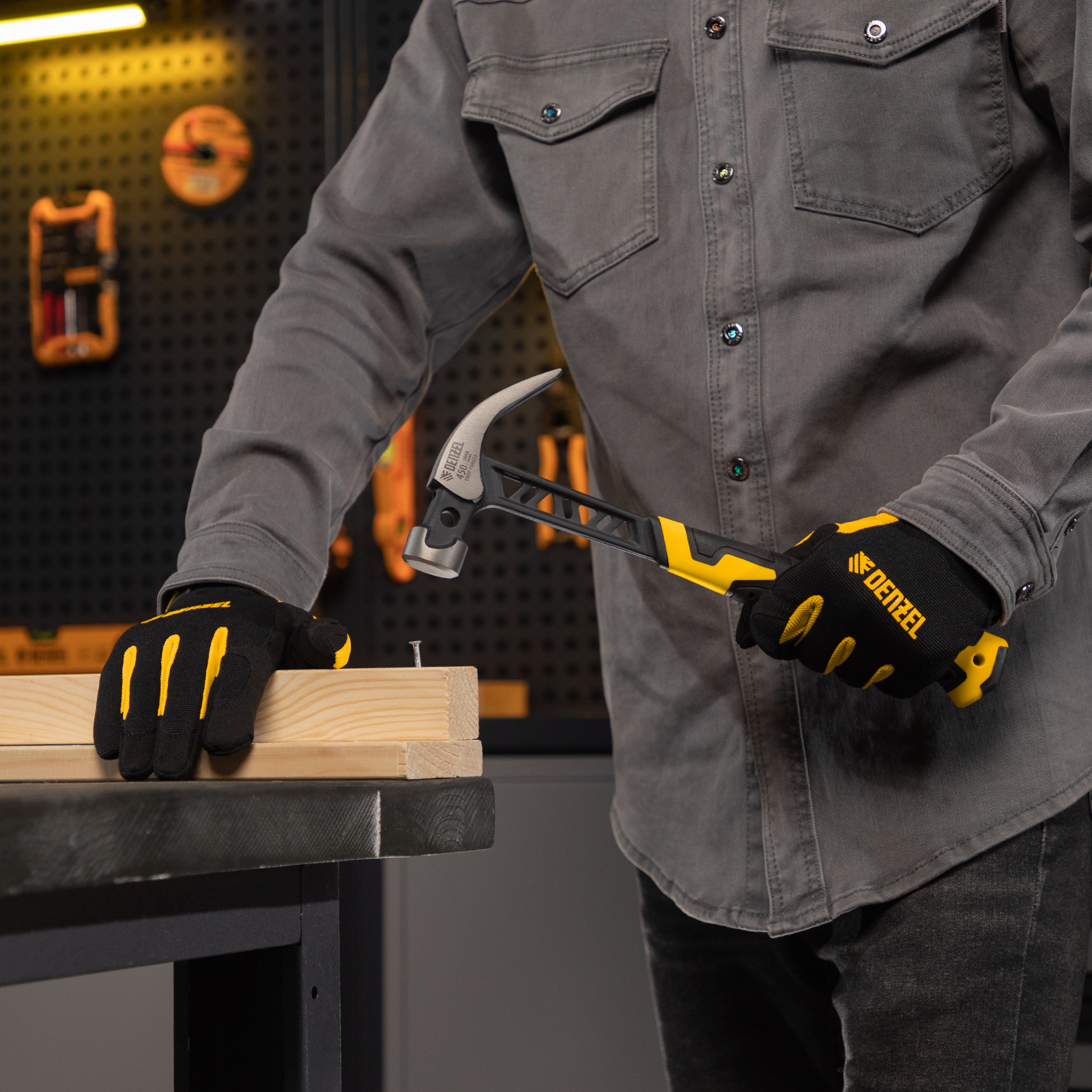 Молоток-гвоздодер 450 г, цельнокованый,боек с магнитом, двухкомп. обрезин. рук-ка Denzel