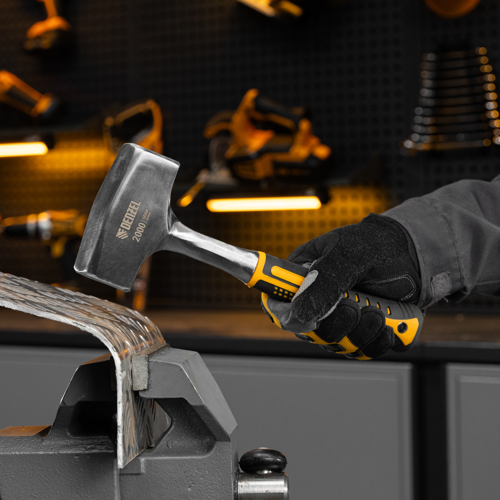 Кувалда 2 кг, цельнометаллическая, двухкомпонентная рукоятка Denzel