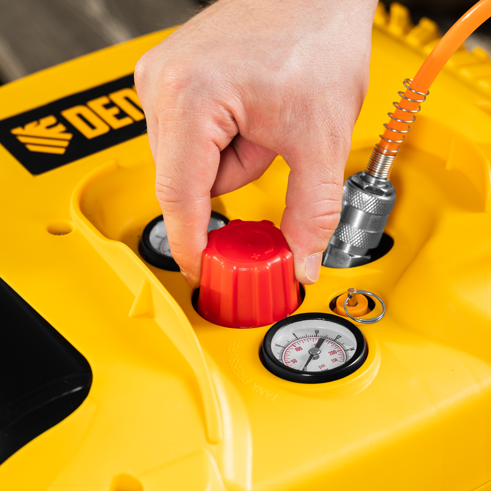 Компрессор воздушный DL1300, 10 бар, 1,3 кВт 180 л/мин 5 л, с набором аксессуаров Denzel