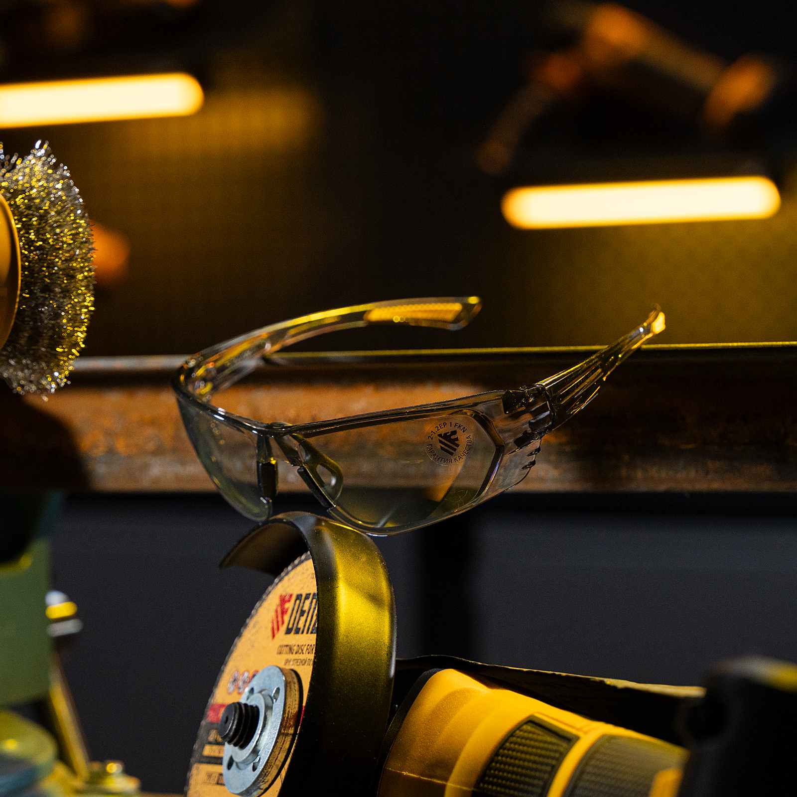 Очки защитные открытые, поликарбонатные, дымчатая линза Denzel