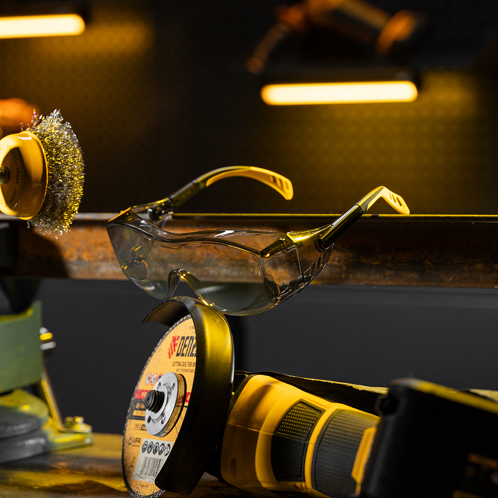 Очки защитные открытые, поликарбонатные, увеличенная дымчатая линза, регулируемые дужки Denzel