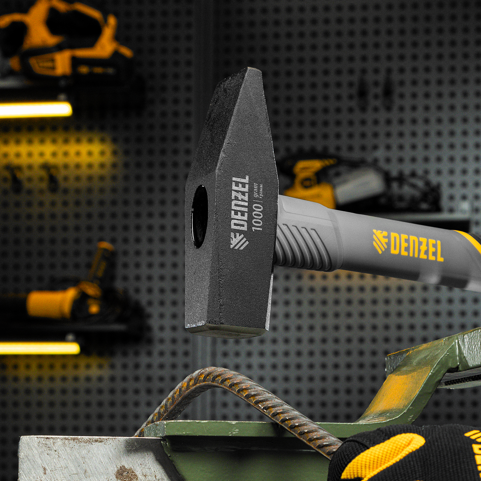 Молоток слесарный, 1000 г, кованый, фибергласовая рукоятка c TPR покрытием Denzel