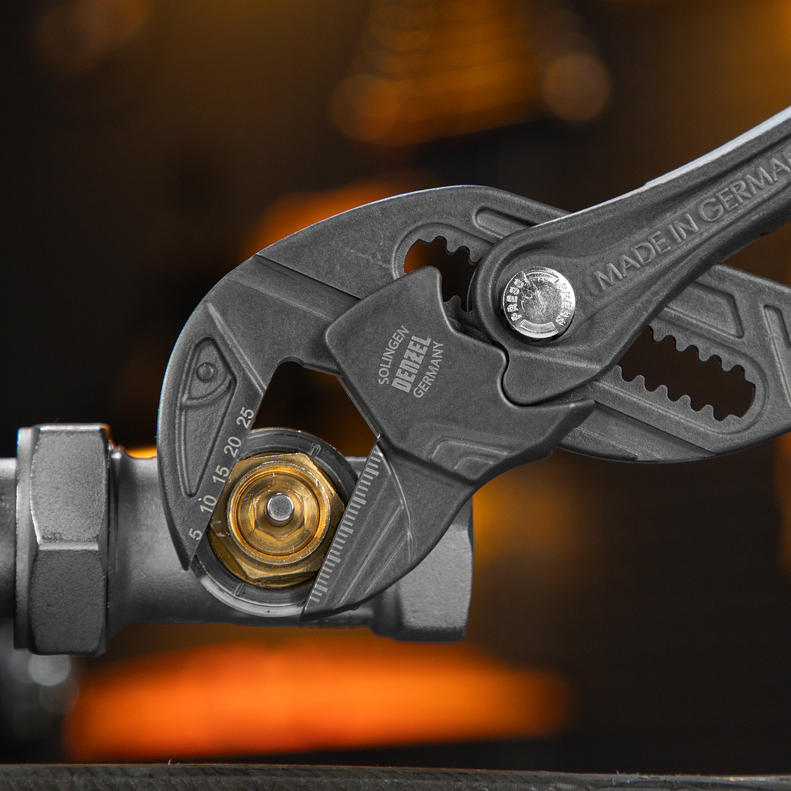 Клещи переставные, кнопочный механизм, обливные рукоятки, сантехнические, 250 мм Denzel