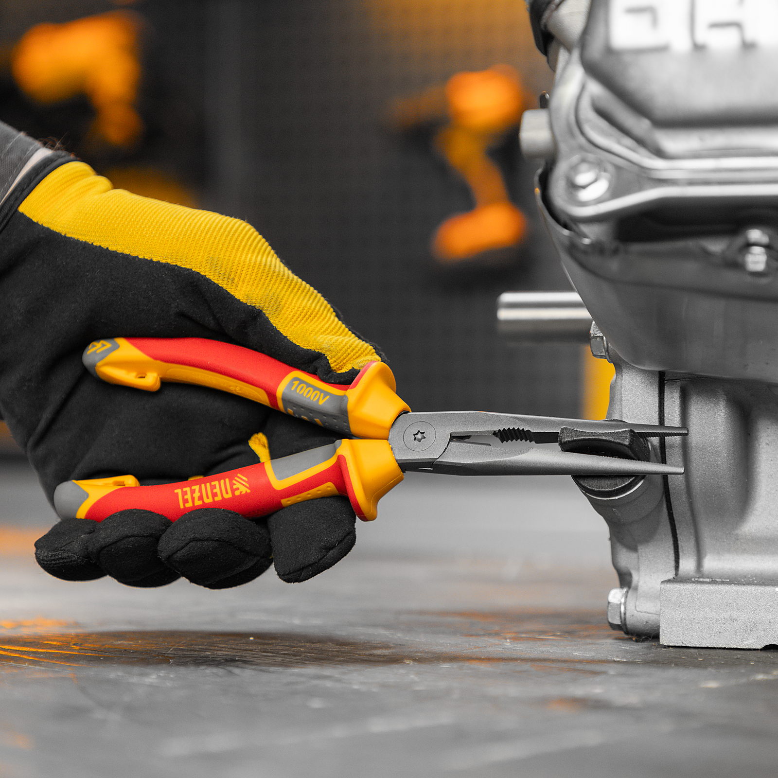 Длинногубцы прямые, диэлектрические рукоятки до 1000 В, трехкомпонентные рукоятки, 205мм Denzel