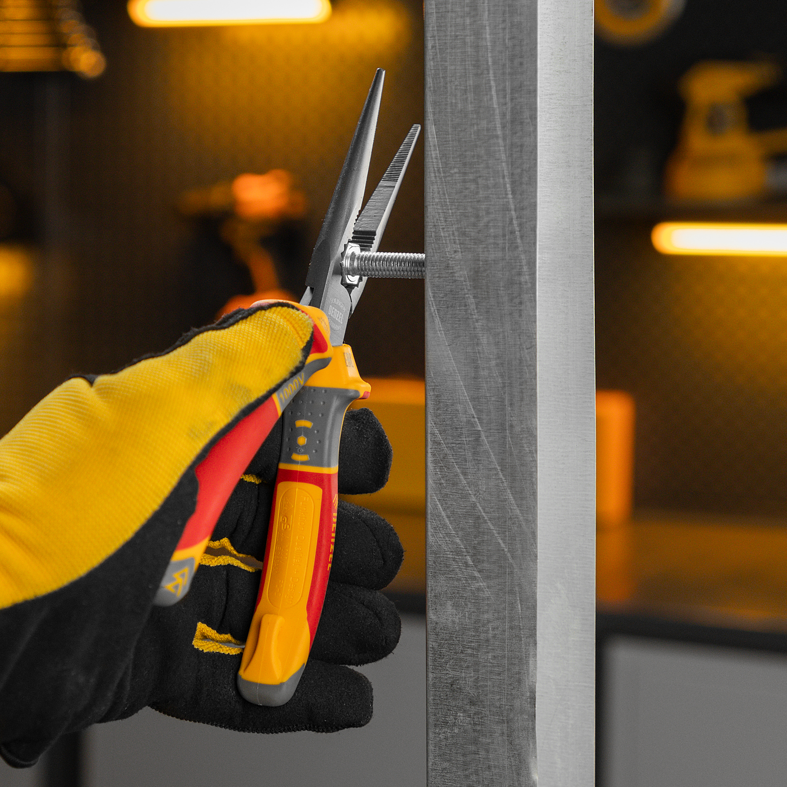 Длинногубцы прямые, диэлектрические рукоятки до 1000 В, трехкомпонентные рукоятки, 205мм Denzel