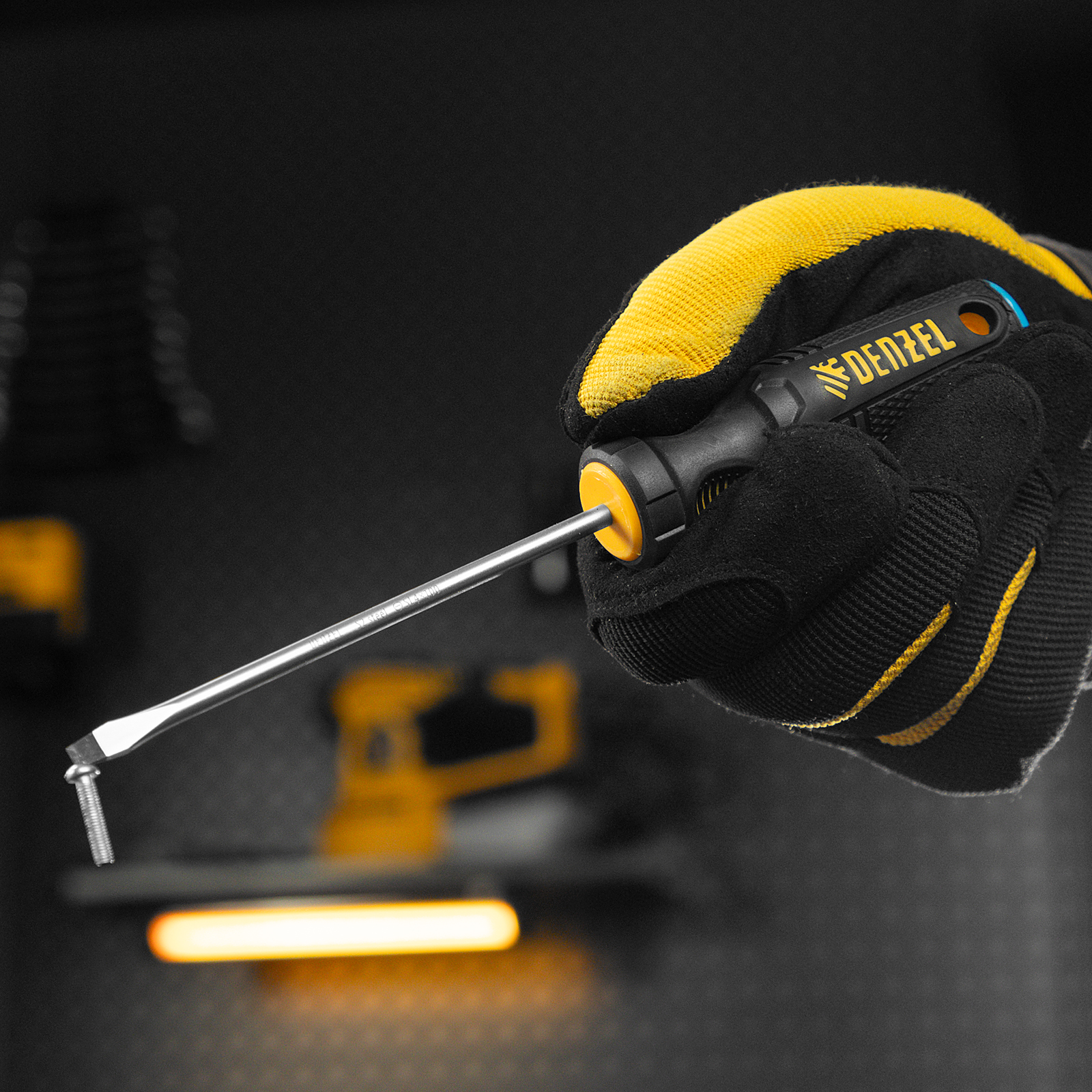 Отвертка, SL4х100 мм, S2, 3к рукоятка Denzel